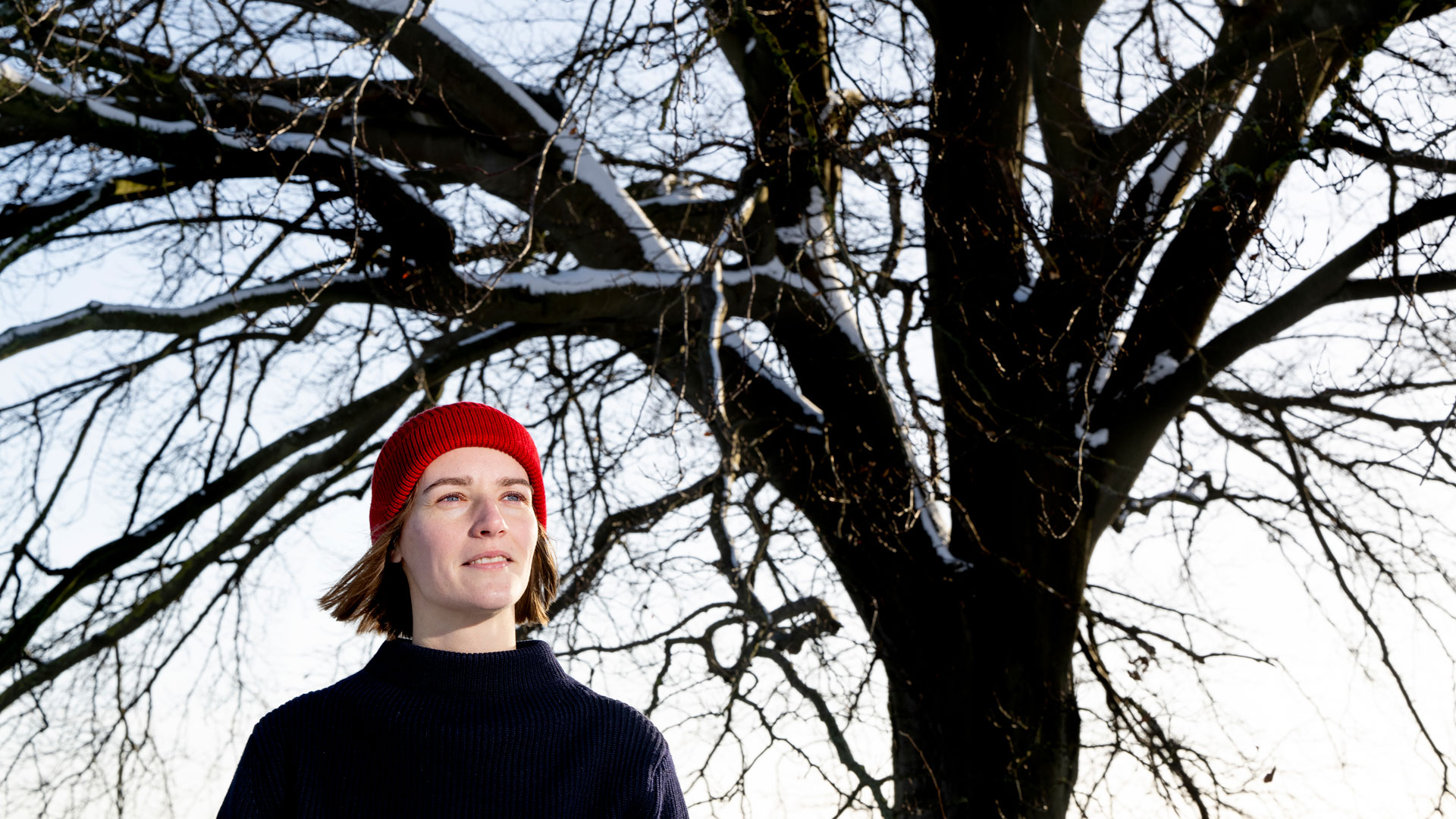 Postdoc Nathalie Suhr Eiris Henriksen modtog i 2023 bevillingen Villum International Postdoc, der er målrettet talentfulde kvindelige forskere inden for teknisk og naturvidenskabelig forskning. Hun skal undersøge de mikroorganismer, der er vigtige aktører i økosystemer, som man finder i havets tangskove. 