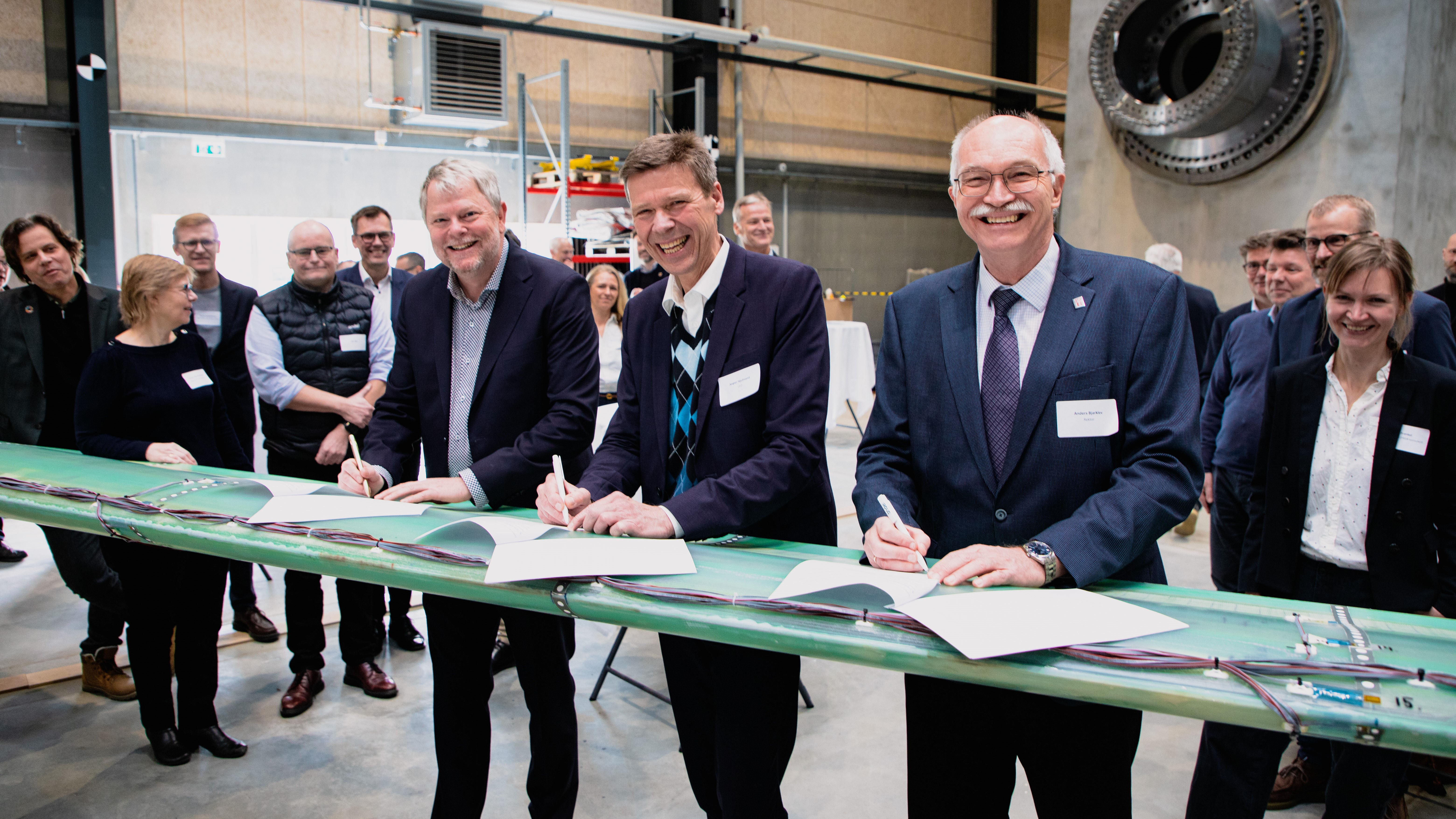 Roskildes borgmester, Tomas Breddam (tv) underskriver samarbejdsaftalen med Andels CEO Jesper Hjulmand og DTU's rektor Anders Bjarklev. Foto: Andel/ Andreas Brandrup Elkjær.
