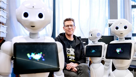 Thomas Bolander med R2DTU-robotter