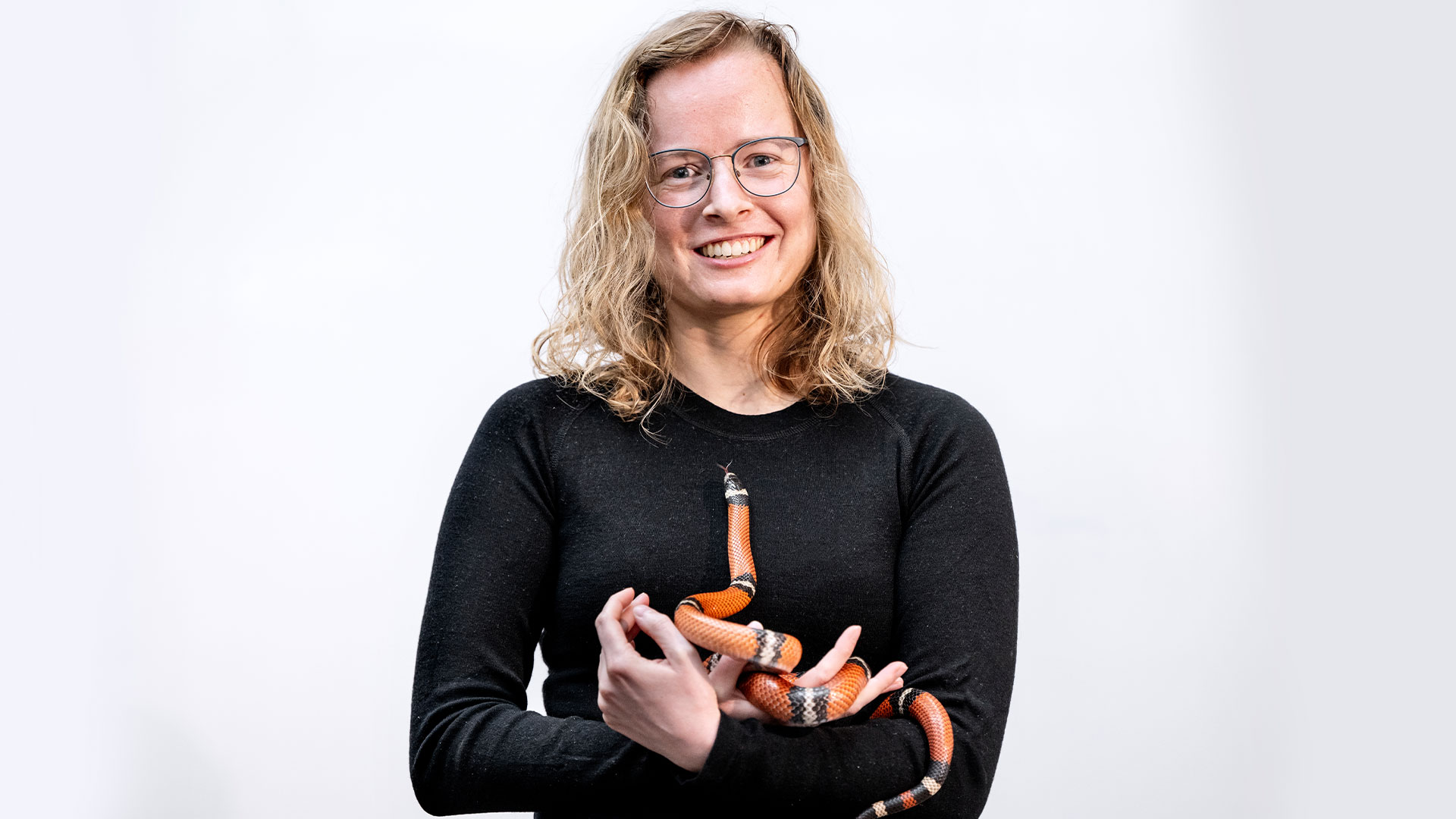 Iværksætter Cecilie Knudsen står med en mælkesnog i armene. Foto: Bax Lindhardt