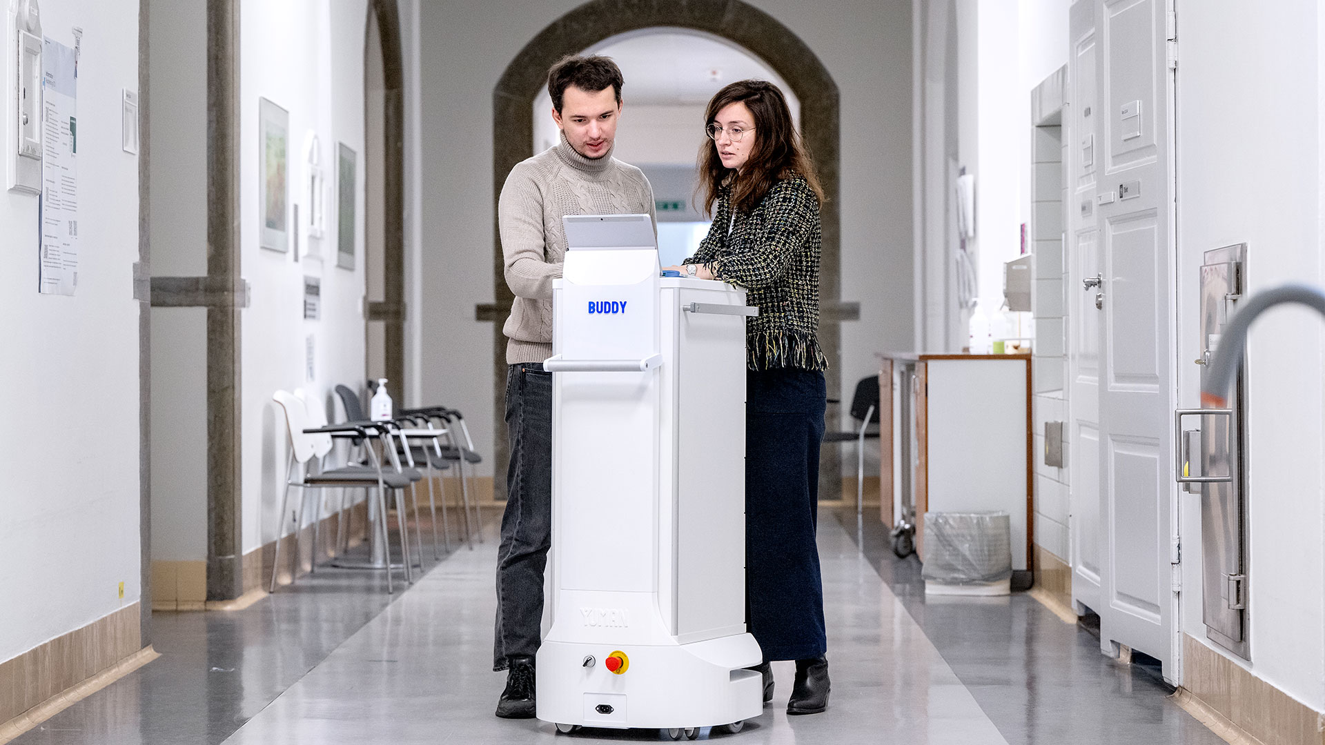 Sara Lopez Alaguero og Andrei Chirtoaca, som har stiftet robotvirksomheden Yuman, med en af deres hospitalsrobotter. Foto: Bax Lindhardt