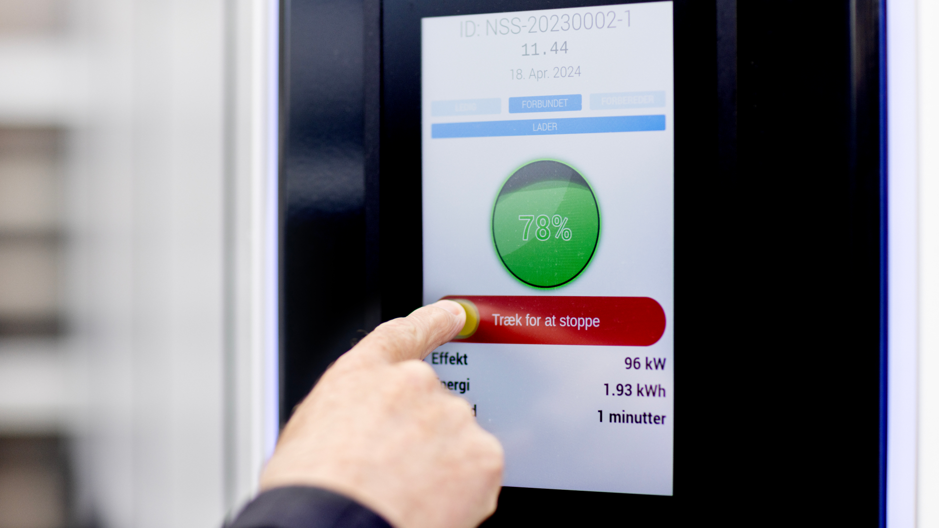 Ladestanderen betjenes af kunden på en touch screen, hvor det er muligt at stoppe med at 'tanke', når man vil.