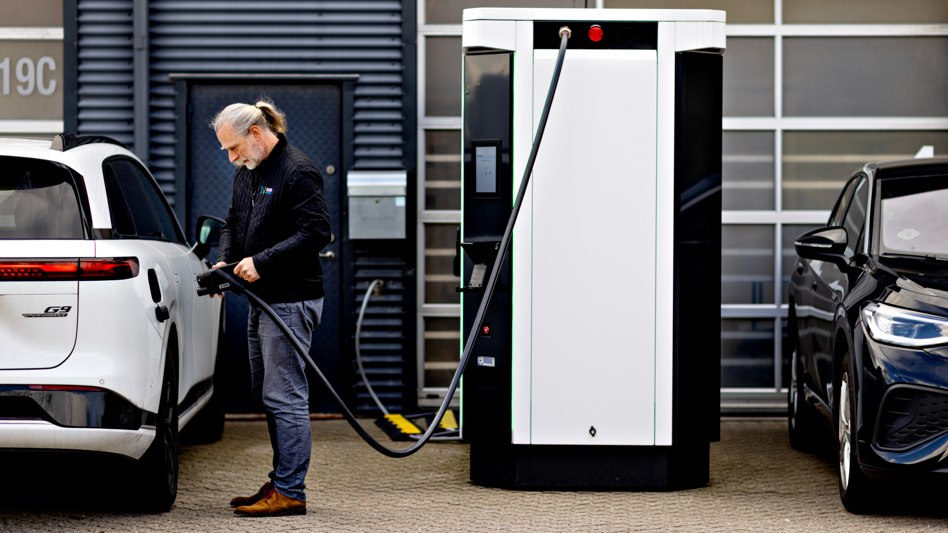 CEO i virksomheden Nerve Smart Systems Jesper Boie Rasmussen har udviklet en lynlader til elbiler. DTU har bidraget med at teste løsningen, så de første eksemplarer nu er på markedet.