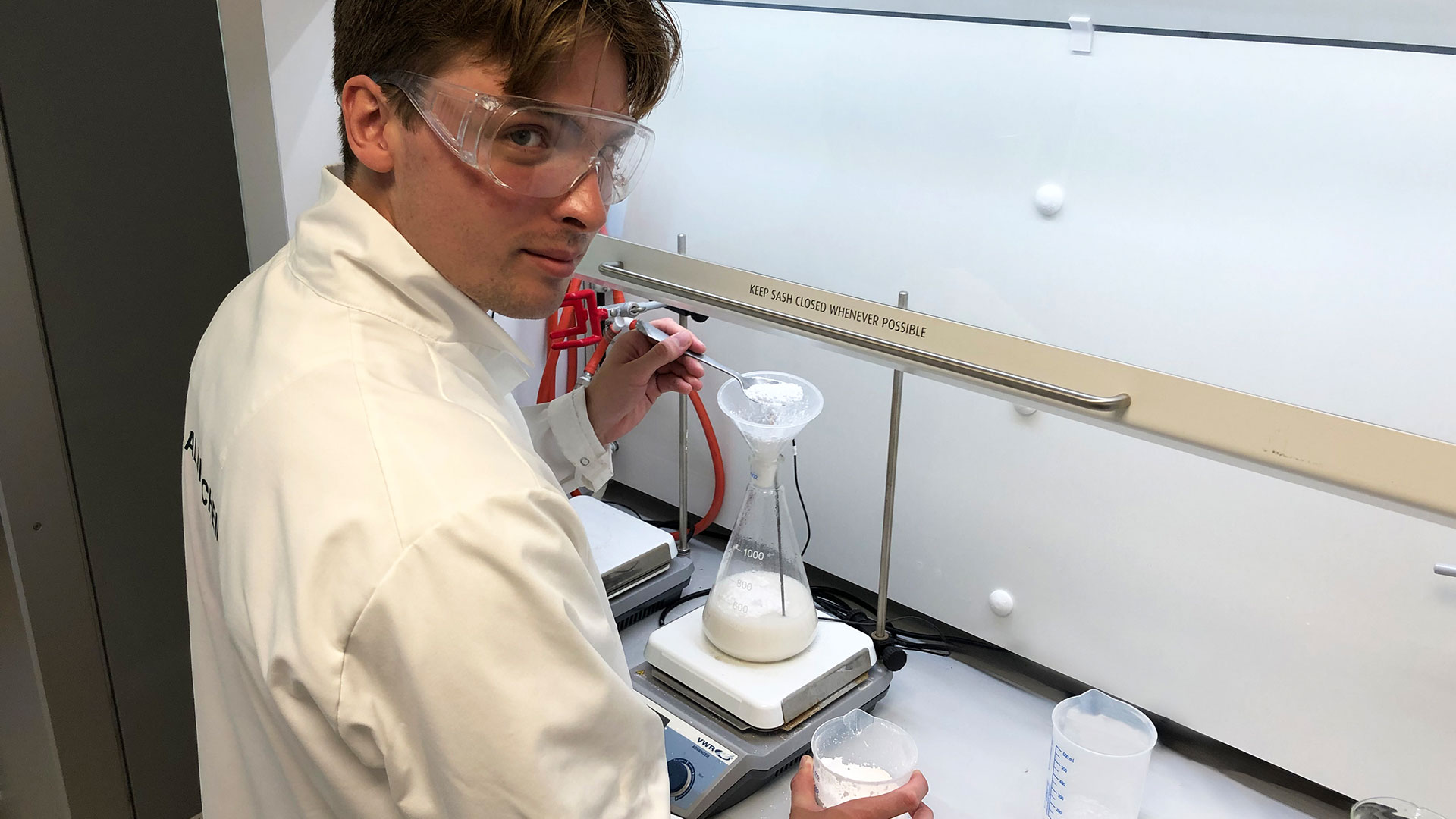 DTU-studerende Johan Sølver laver laboratoriearbejde. Foto: Peter Lundberg