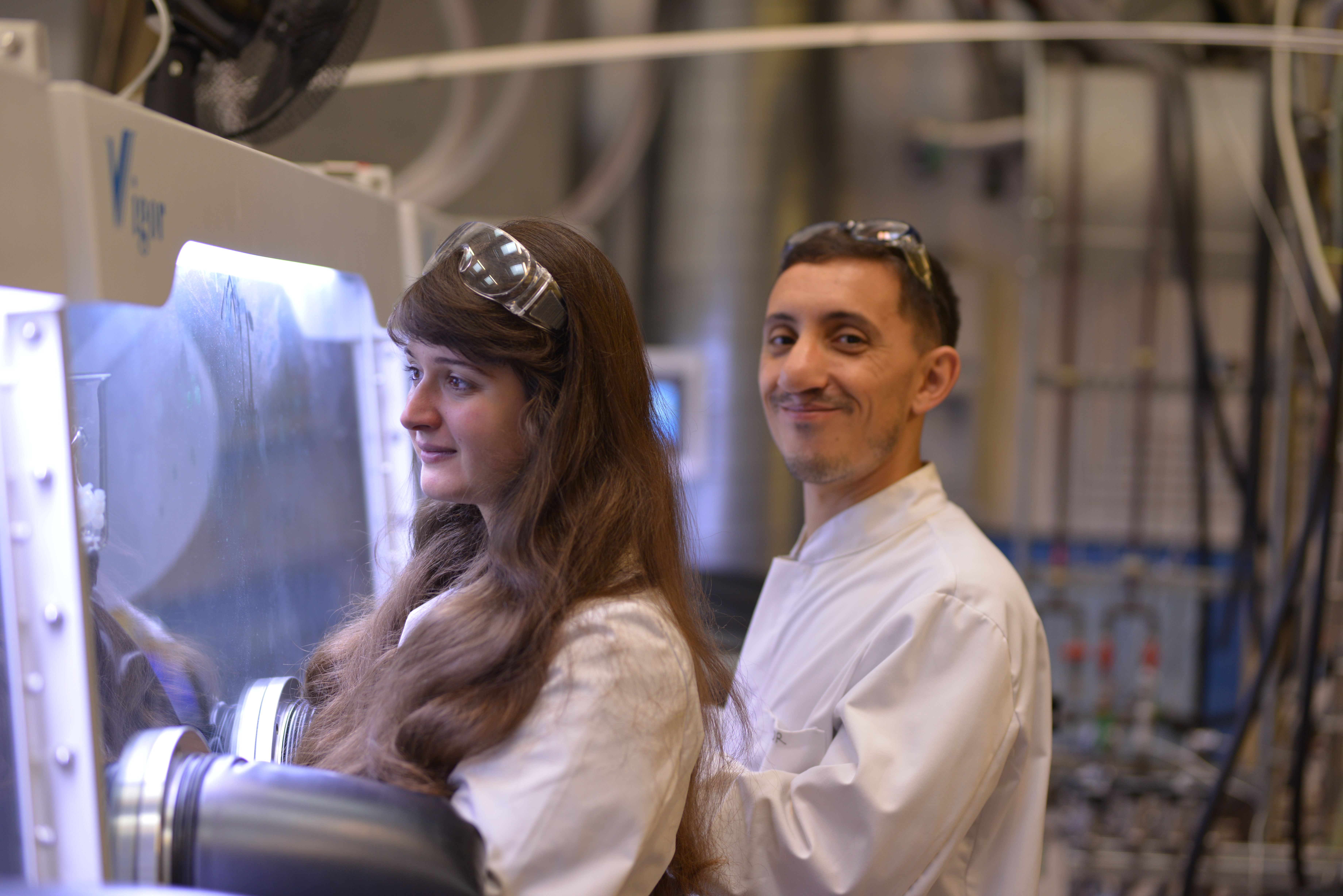 Suzanne Z. Andersen, co-founder og CEO for NitroVolt, sammen med co-founder og CTO Mattia Saccoccio i laboratoriet på DTU. Foto: Peter Vesborg
