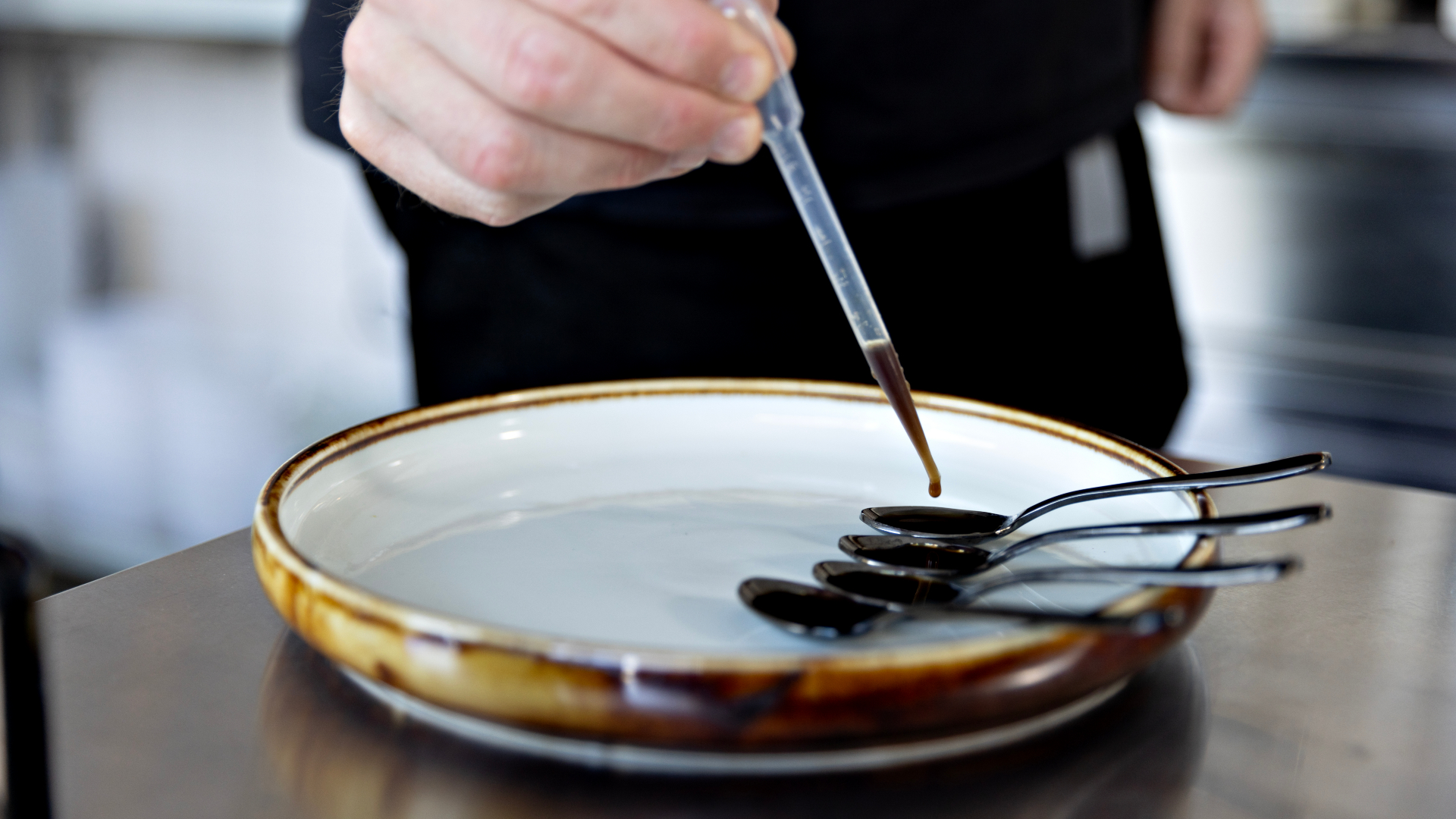 Teskeer med soyalignende væske, som anrettes med pipette.
