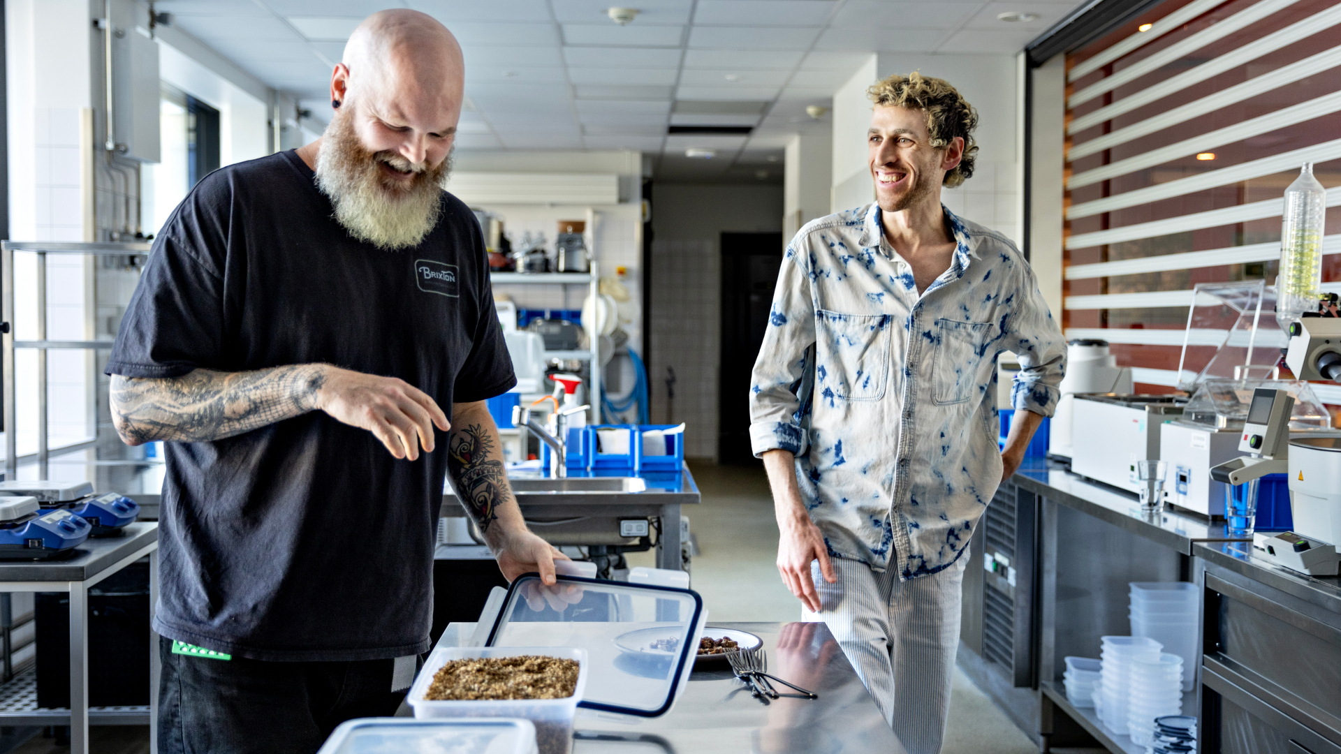 Kim Wejendorp (tv.) og Joshua David Evans (th.) eksperimenterer med nye, bæredygtige fødevareprodukter i DTU Biosustains nedlagte kantine FoodLab. 