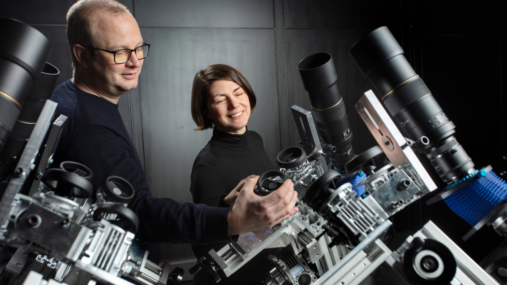 Clara Velte og Simon Lautrup Ribergaard justerer kameraerne i Turbulence Research Labatory DTU. Foto: Mikal Schlosser