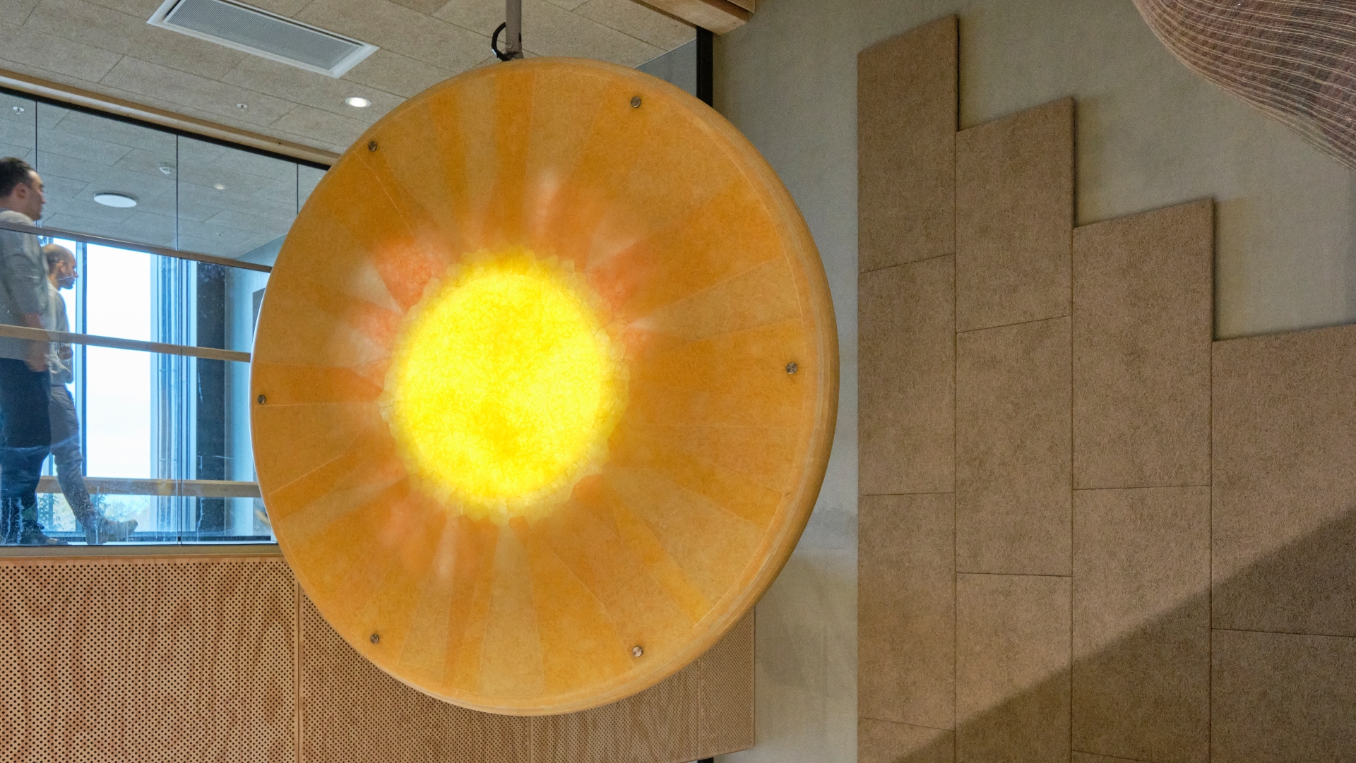 Kunstværket HELIOS af Tue Greenfort hænger i trapperummet i DTU nyopførte Climate Challenge Laboratory, hvor forskere skal sætte fart på udviklingen af materialer og klimaløsninger.