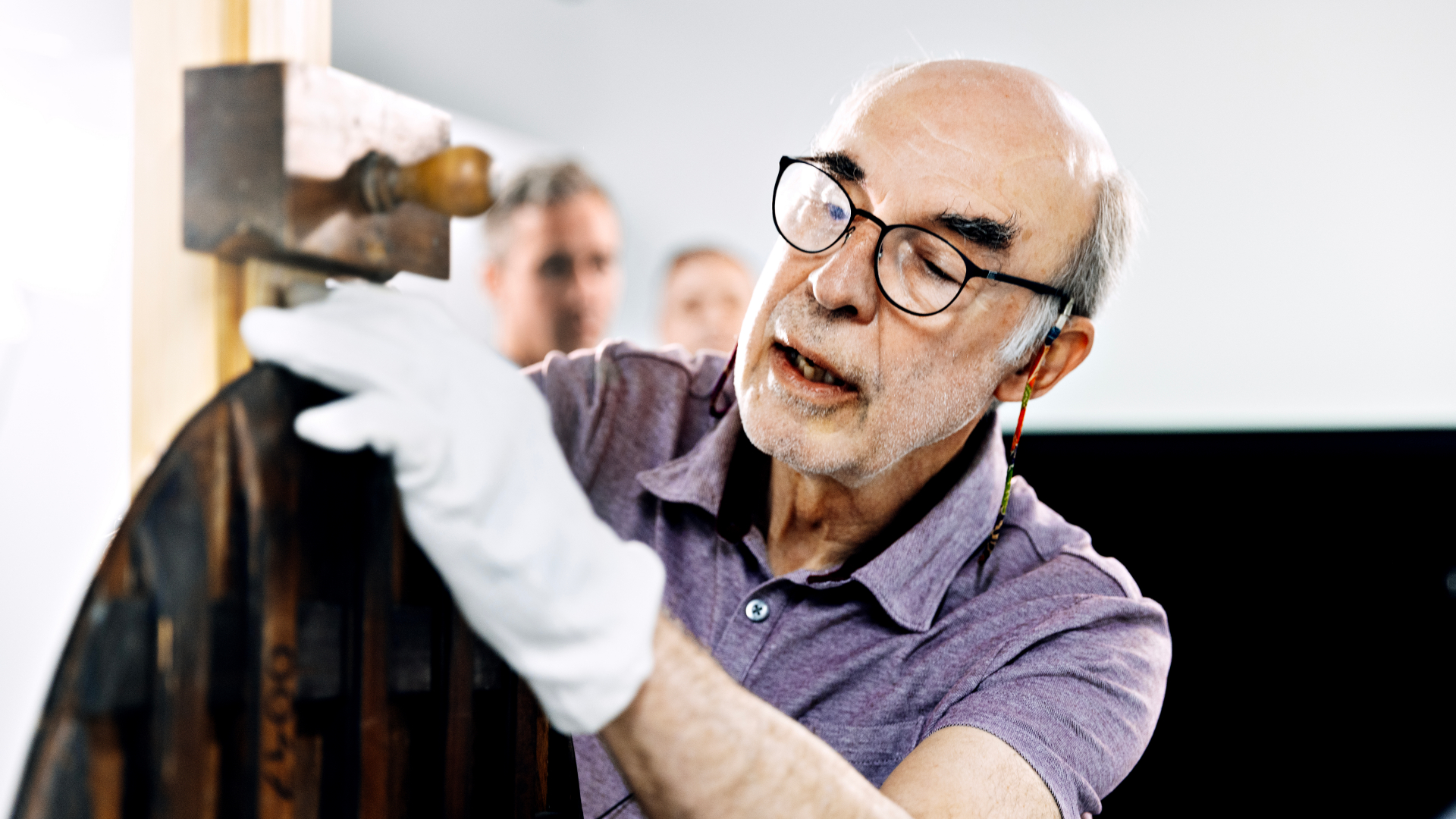 De sidste justeringer foretages af professor og seniorkonsulent ved Nivaagaards Malerisamling Jørgen Vadum.