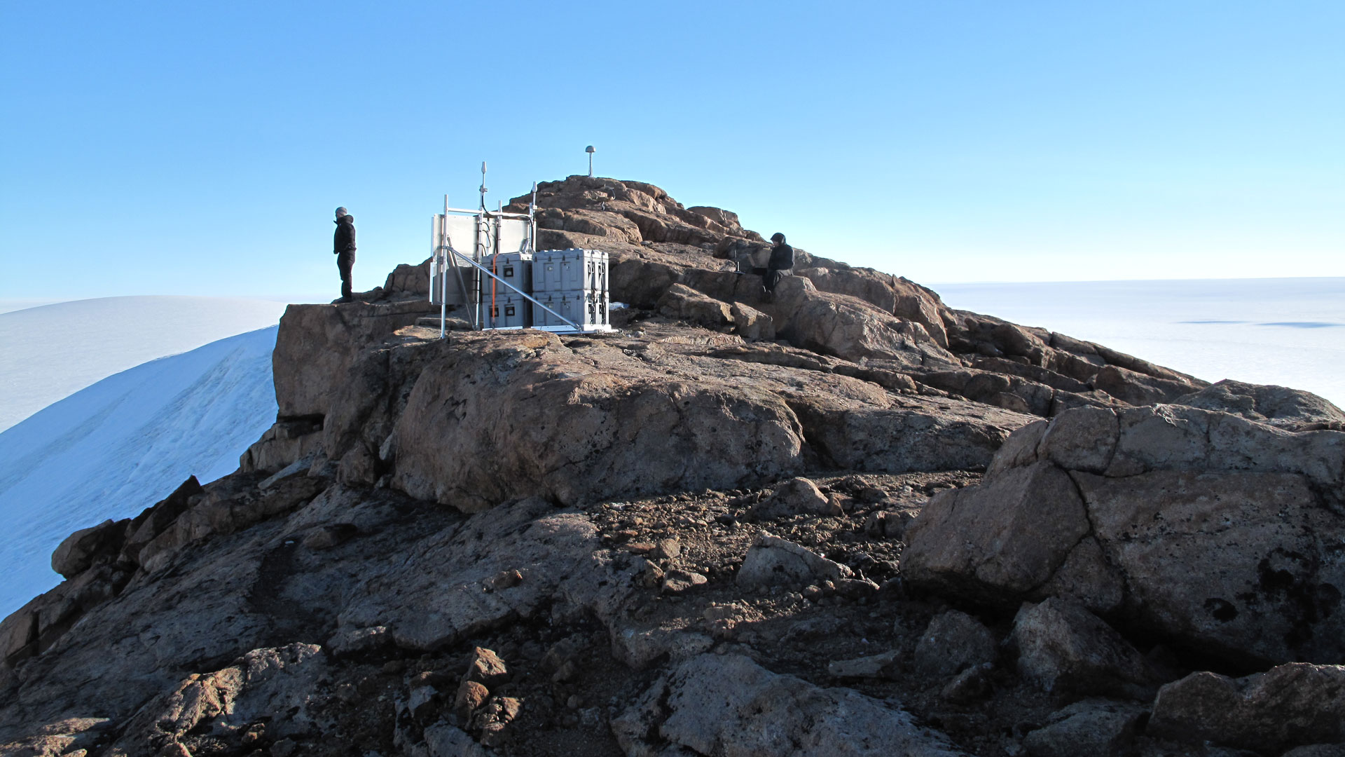 Med data fra 61 gps-stationer placeret på det grønlandske fjeld kan forskere beregne indlandsisens tab af is. Foto: DTU