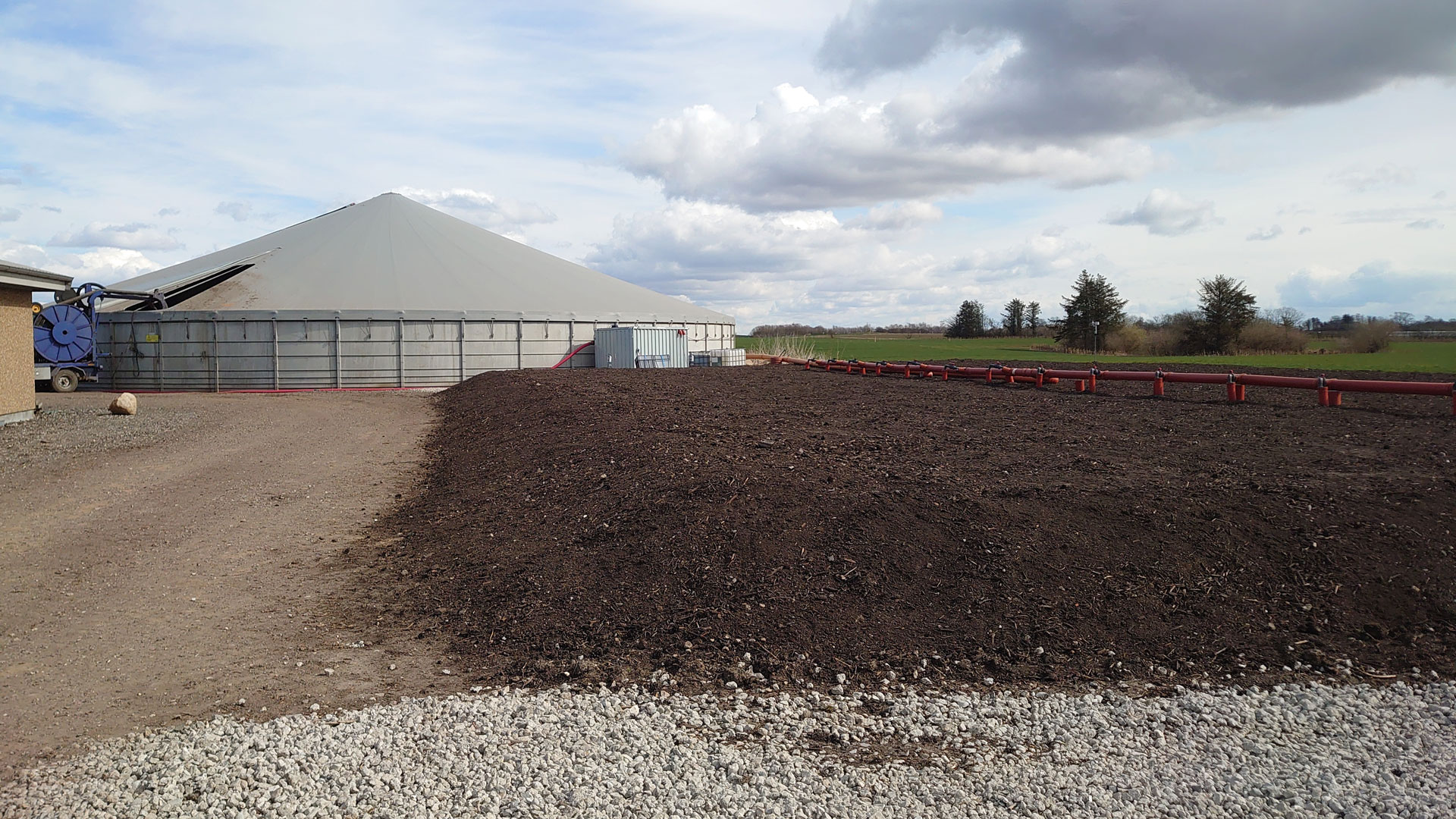 I vinteren 2022 etablerede DTU et biofilter ved en svineproduktion i Gilleleje. Filteret nedbryder metanen fra den overdækkede gylletank, som ses i baggrunden. Foto: DTU