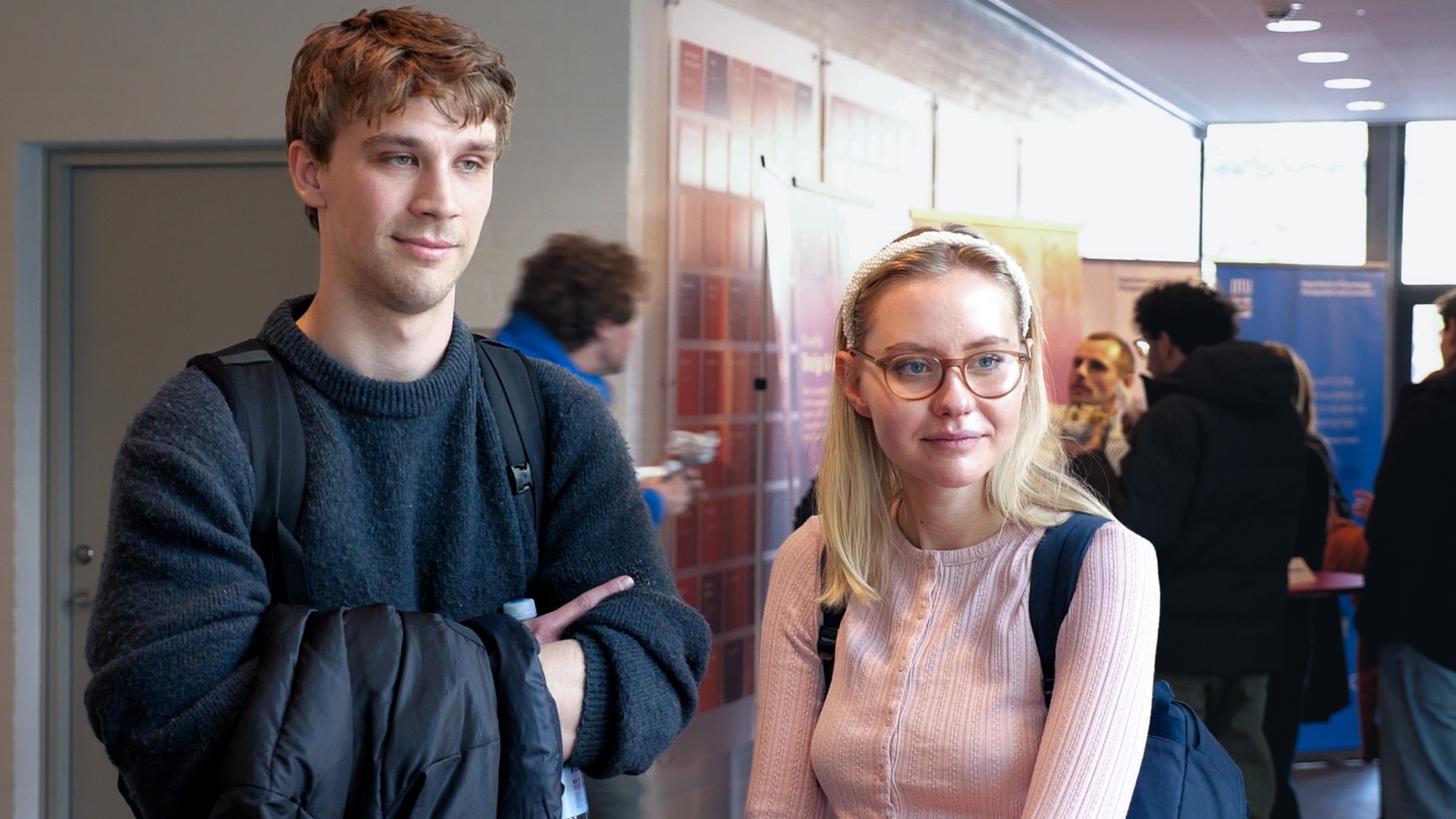Studerende Elias Christensen og studerende Thea Kristensen ved messestand til Information Day 2025