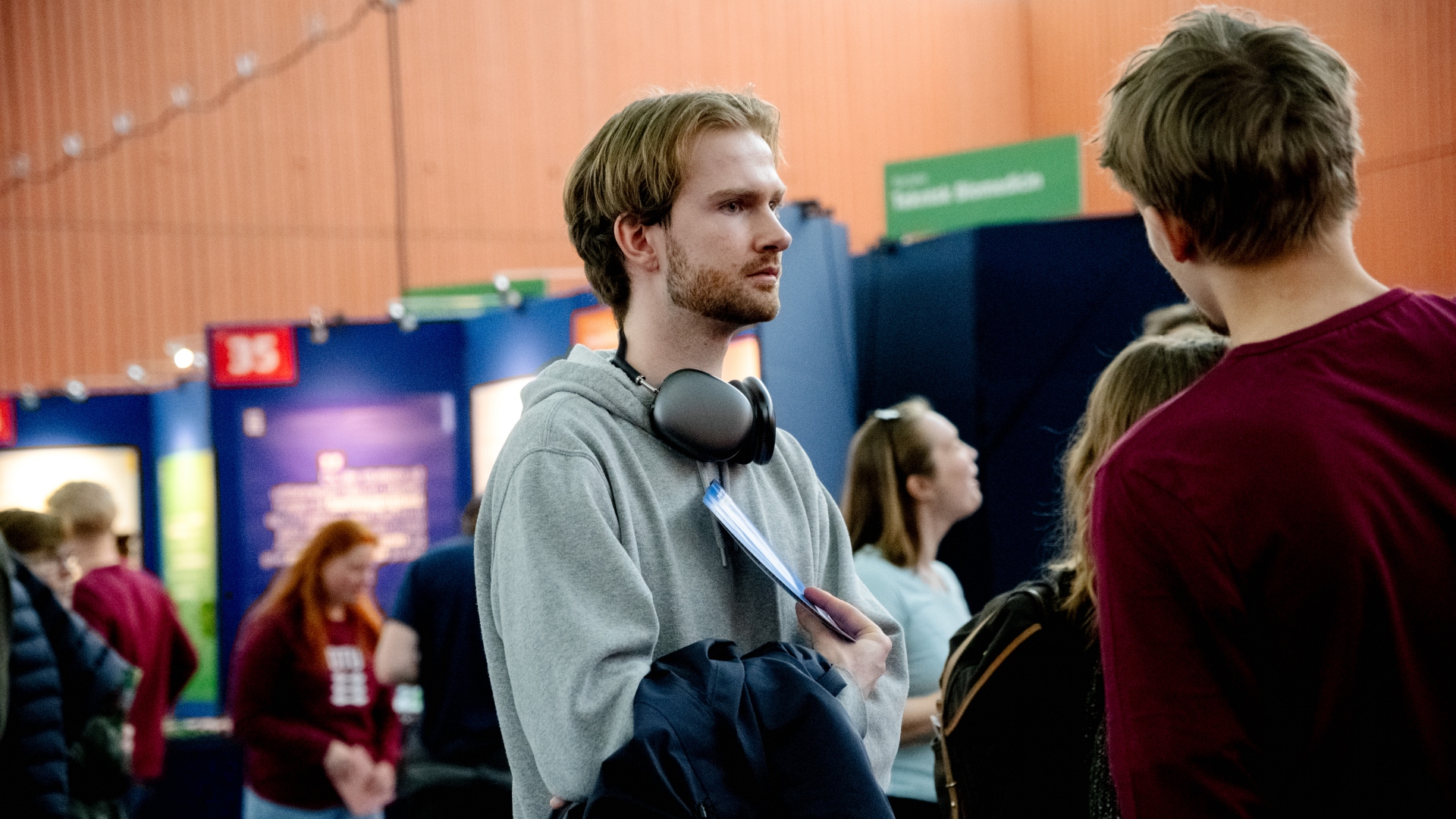 Gæst til årets Åbent Hus, Jens Lükewille, i snak med DTU-studerende ved stand.