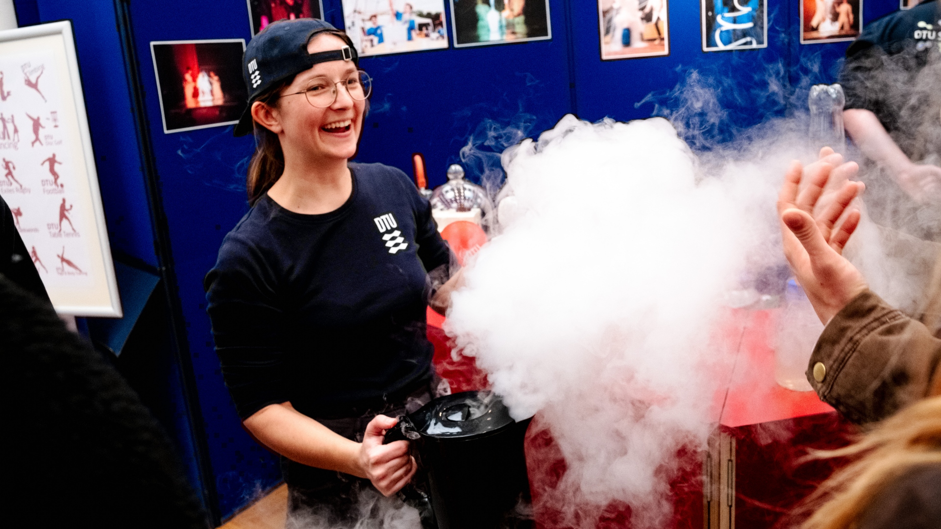 Medlem af DTU ScienceShow viser vildt eksperiment til besøgende til årets Åbent Hus.