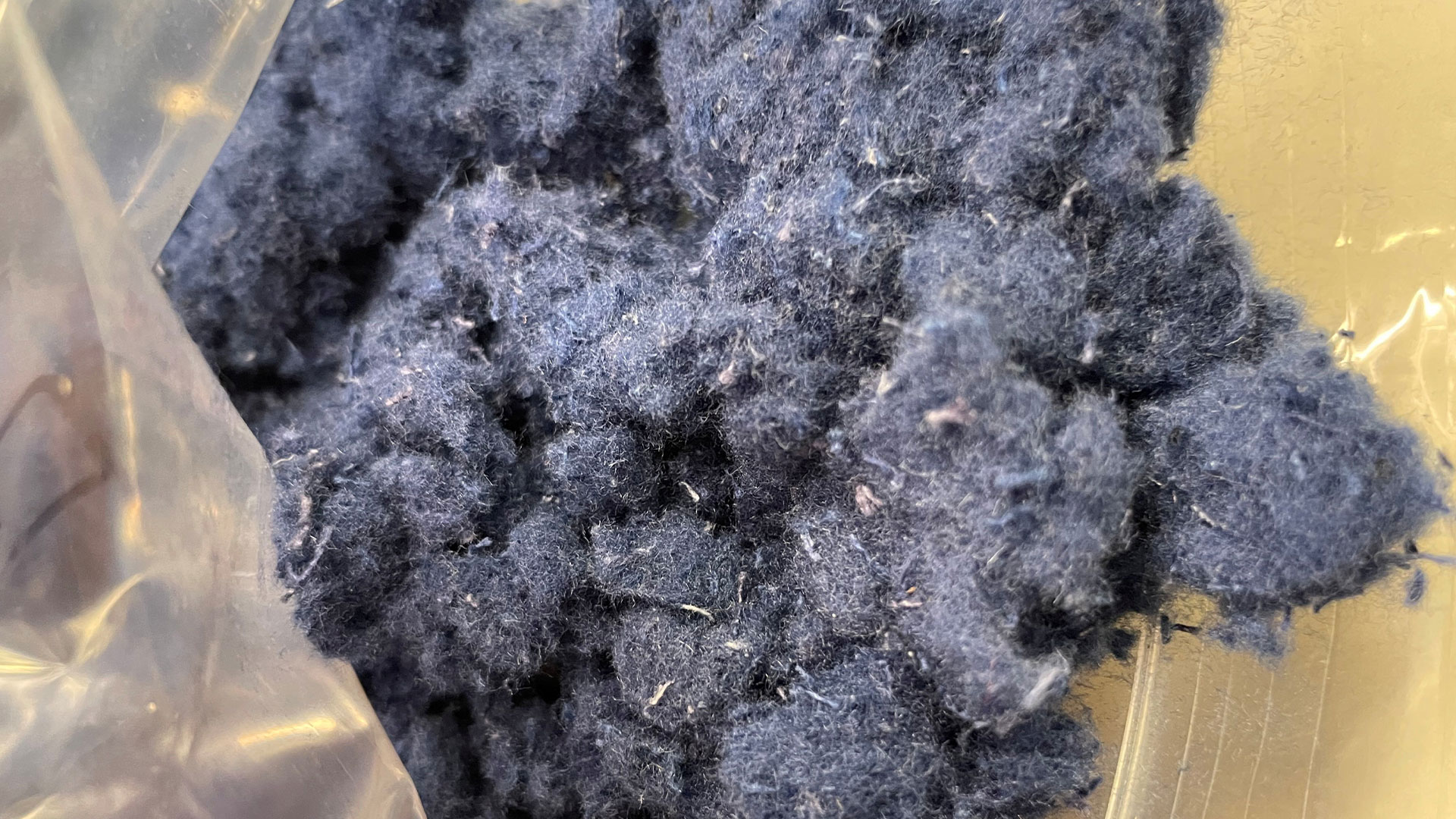 En plastikpose fyldt med fibre fra kasserede jeans. Foto: DTU