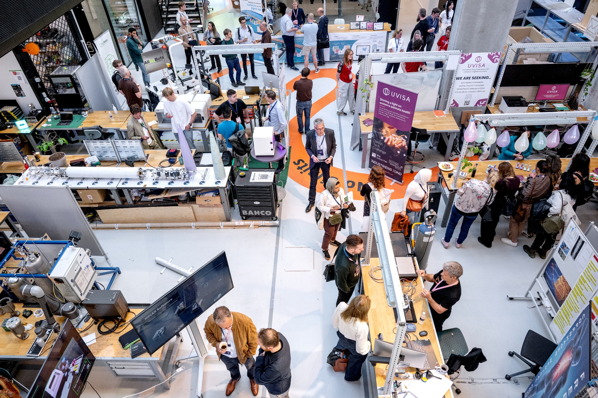 Developer Hall i DTU Skylab er i anledning af Startup Day fyldt med investorer og entreprenører.