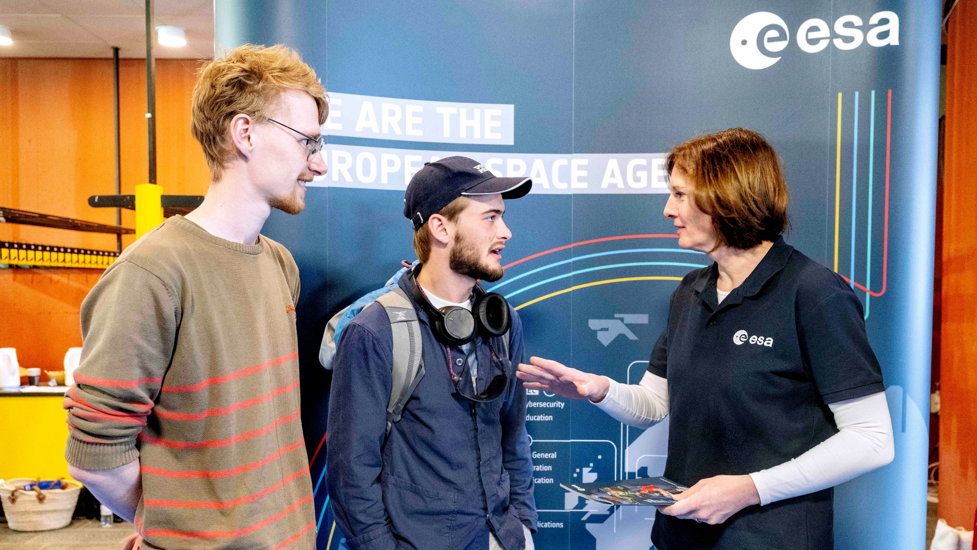 Frantisek Komárek og Gustav Hugod taler med repræsentant fra European Space Angency til DSE-messen 2025.