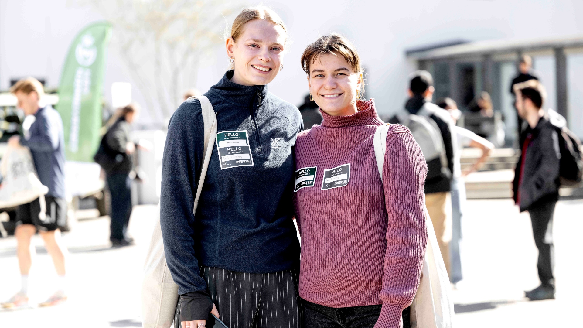 Foto af Emma Rokkjer Langball og Sigrid Høj foran Demant Salen på DTU Lyngby Campus.