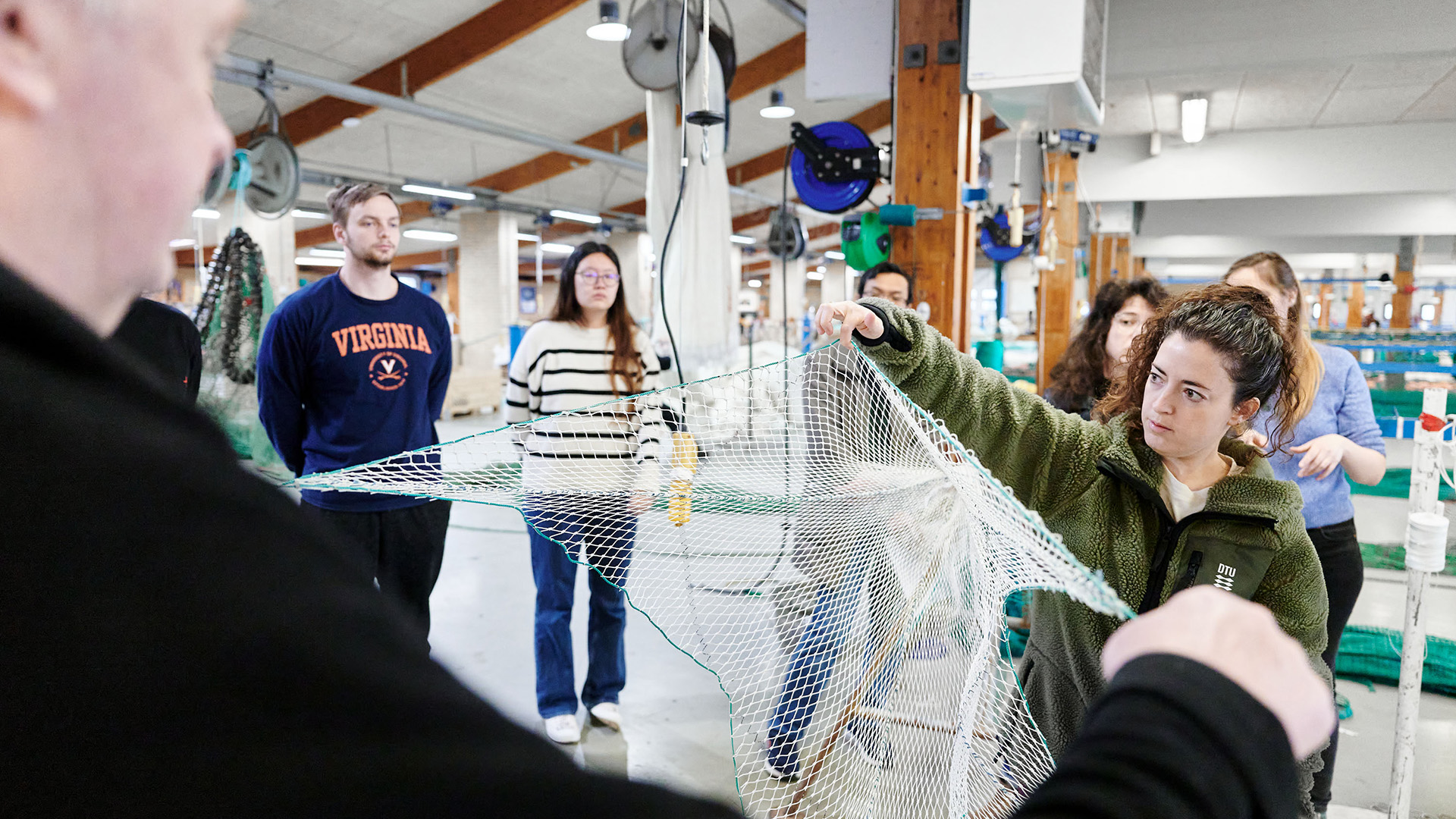 På DTU Hirtshals Campus lærer de studerende at designe og konstruere fiskeredskaber, der bl.a. kan reducere fiskefartøjernes forbrug af brændstof. Billedet viser studerende ved en workshop hos den lokale net-producent Cosmos Trawl. 