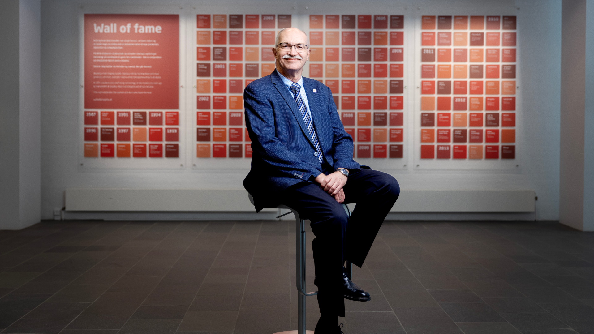DTU's rektor Anders Bjarklev foran DTU's Wall of Fame.