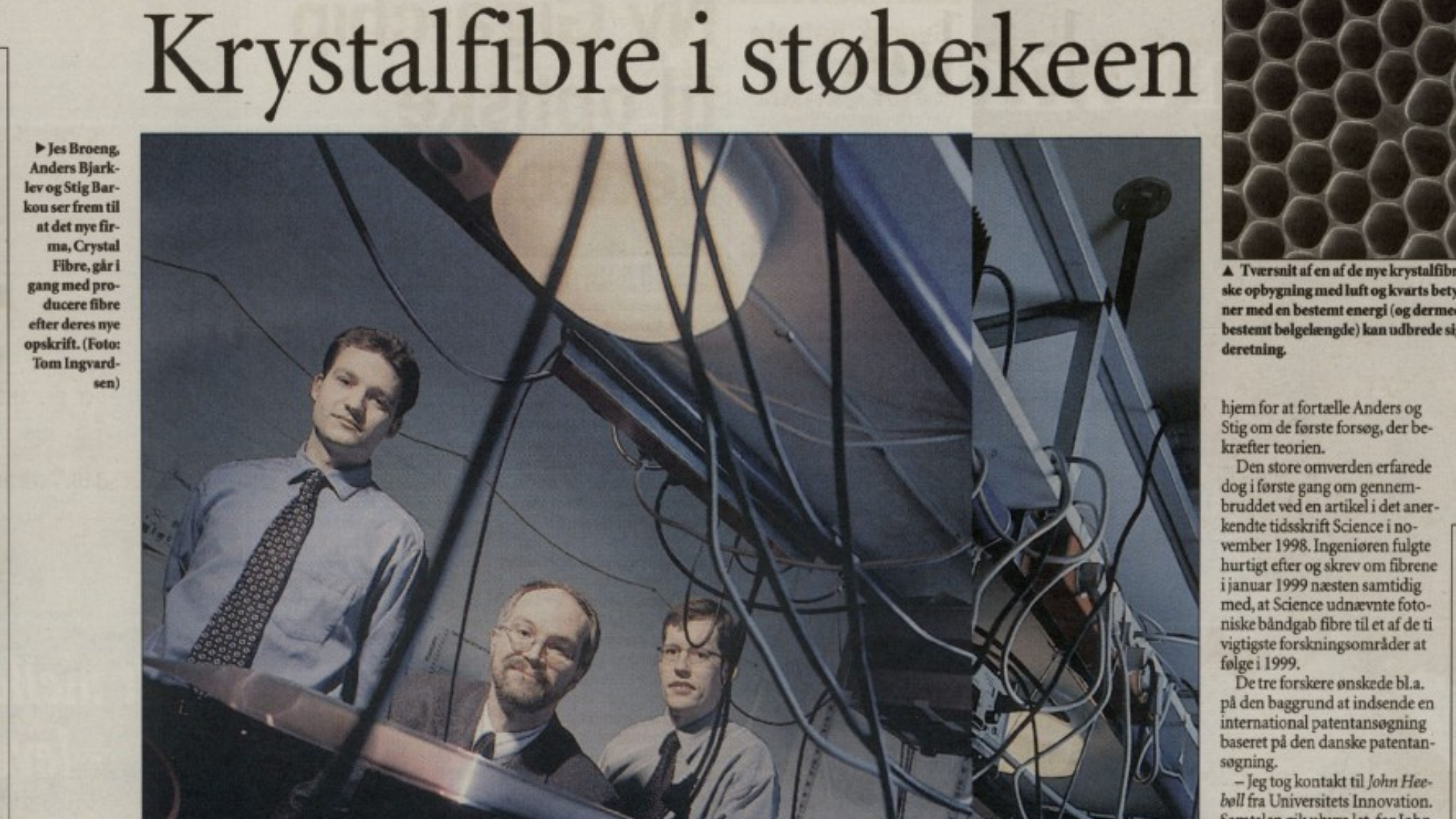 Jes Broeng, Anders Bjarklev og den studerende Stig Barkou. Teamet stiftede den første nye tech virksomhed, som både var lavet med forskere, universitetet DTU og virksomheden NKT med ombord.  