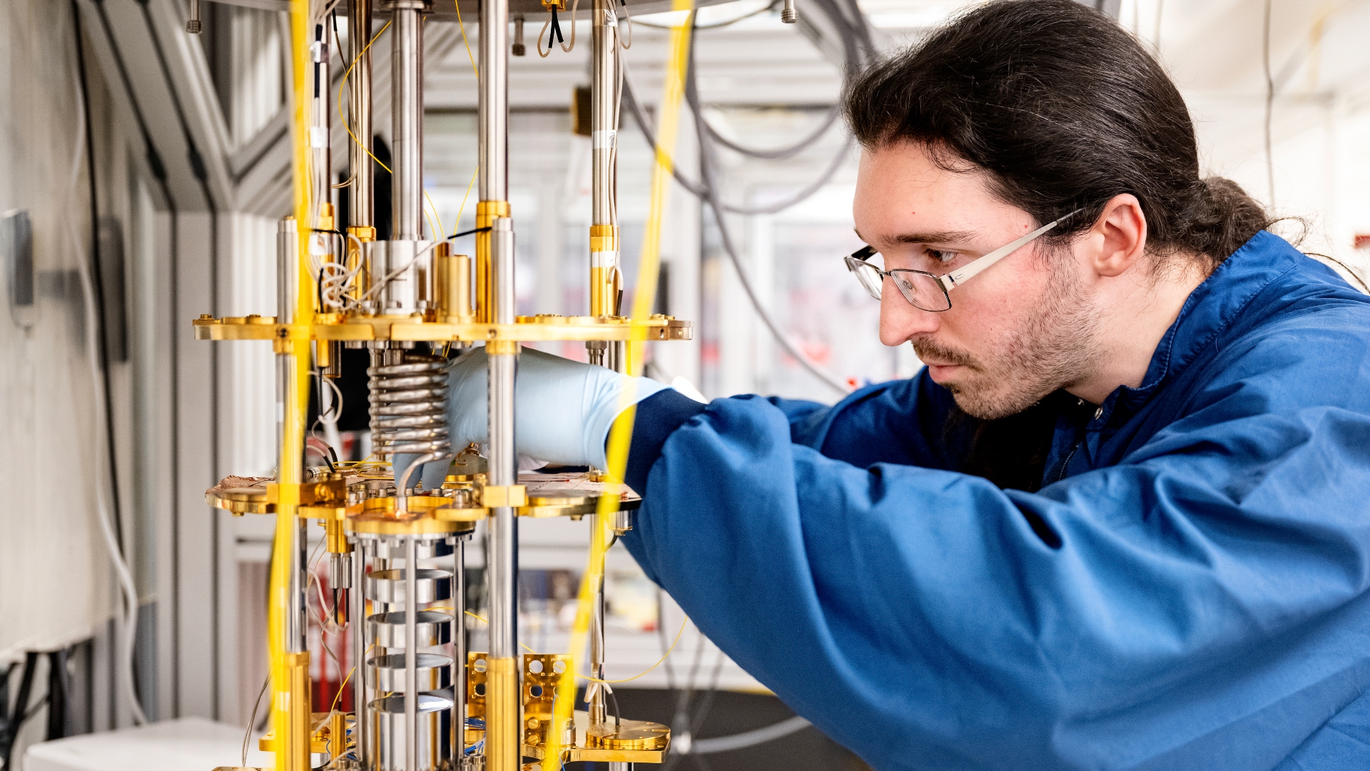 Forsker på DTU installerer elektronik inden for kvanteteknologi. Foto: Bax Lindhardt.