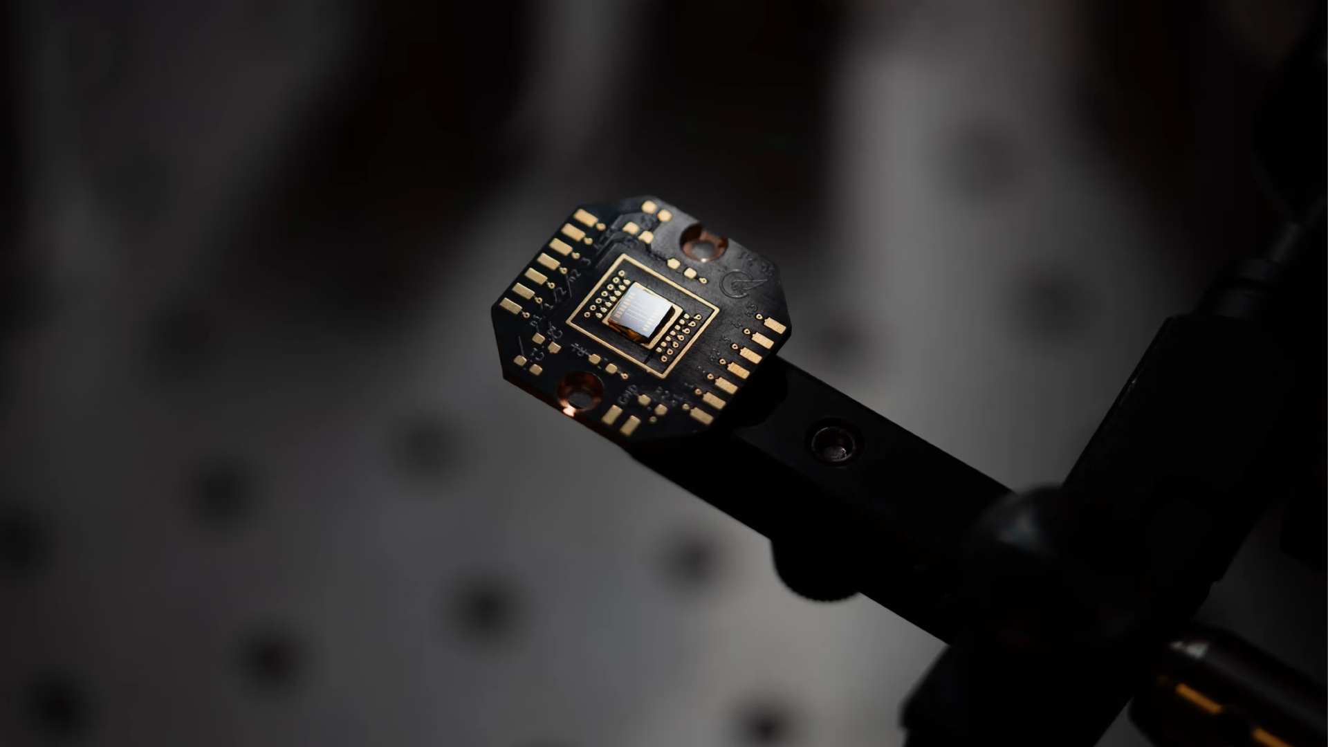 En af de virksomheder, som har brug for DTU Nanolab, er den forskningsbaserede startup Sparrow Quantum. Virksomheden har udviklet kvantechippen Sparrow Core og skal bruge faciliteterne til at optimere på chippen. Foto: Sparrow Quantum