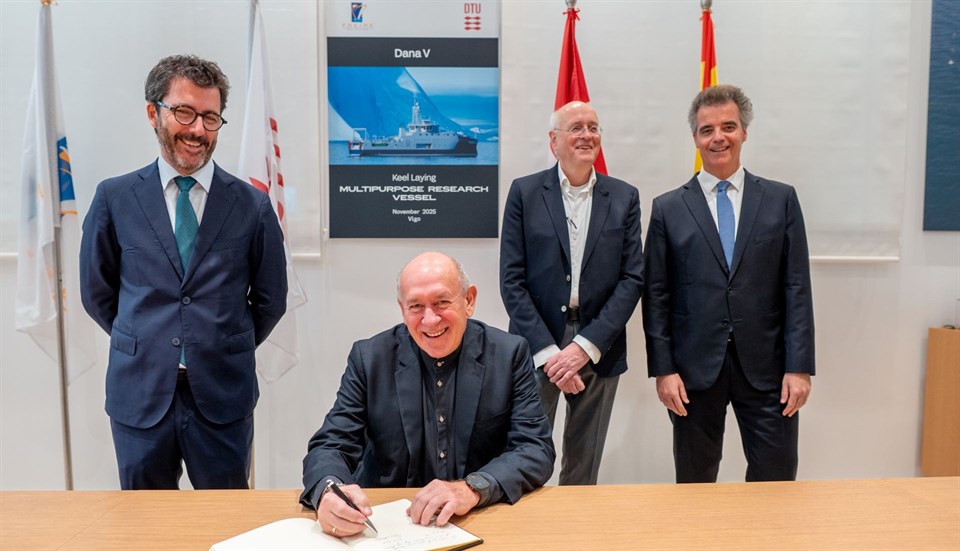 Claus signerer ved køllægningsceremonien for Dana V.