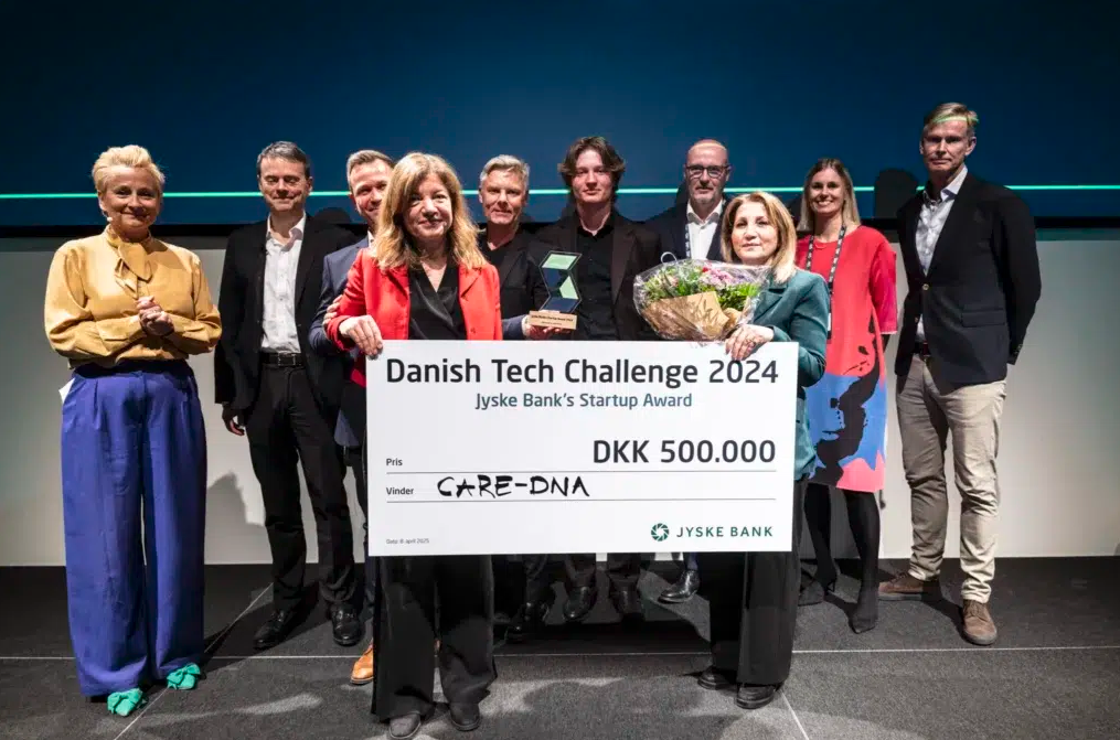 Vinderne af Danish Tech Challenge 2024 på scenen.
