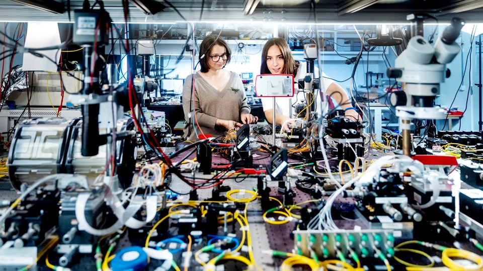 Catherina Vigliar og Elizaveta Semenova er en del af et stort samarbejde med industripartnere og andre universiteter om at skabe kvantechips. 