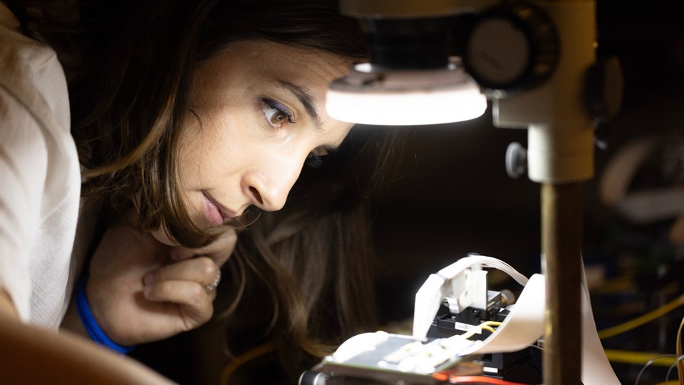Catherina Vigliar's main task is to test each individual element to be used in the quantum chip in DTU Electro's optical laboratory.
