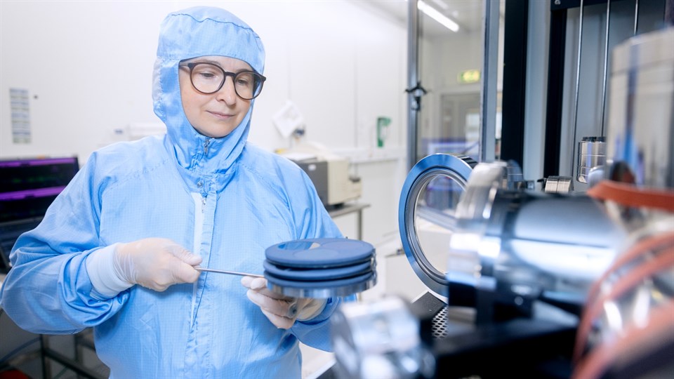 Siliciumskive placeres i en såkaldt epitaksial vækstreaktor. 