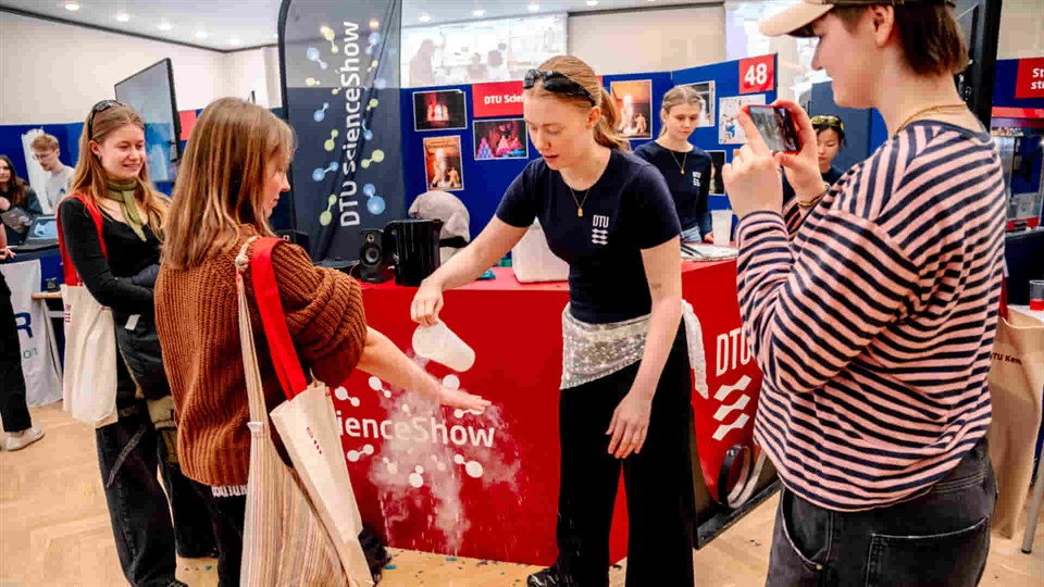 DTU ScienceShow fremfører spændende eksperimenter for de besøgende.