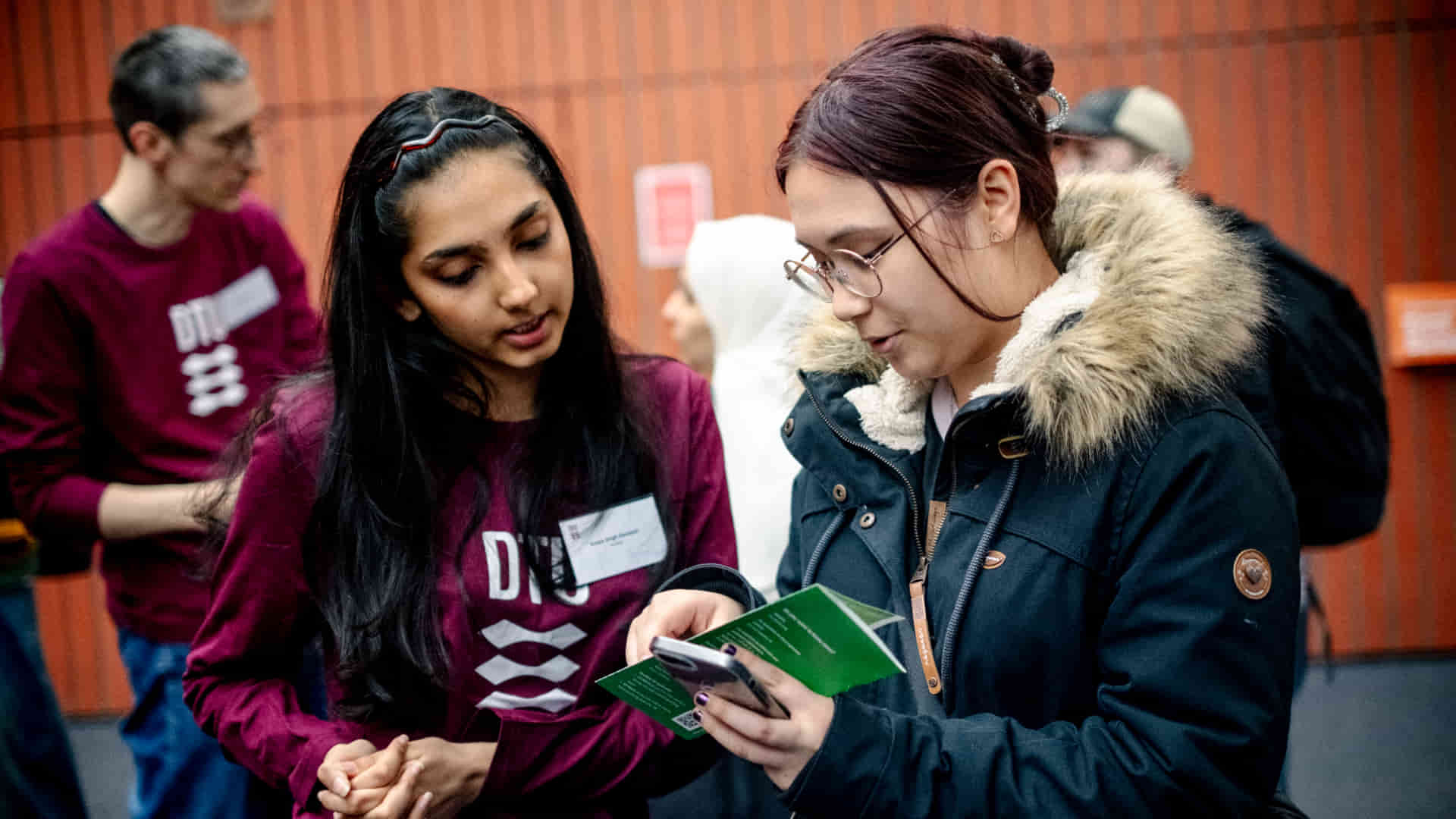 Katrine Andersen snakker med en dtu-studerende og bliver klogere på General Engineering.