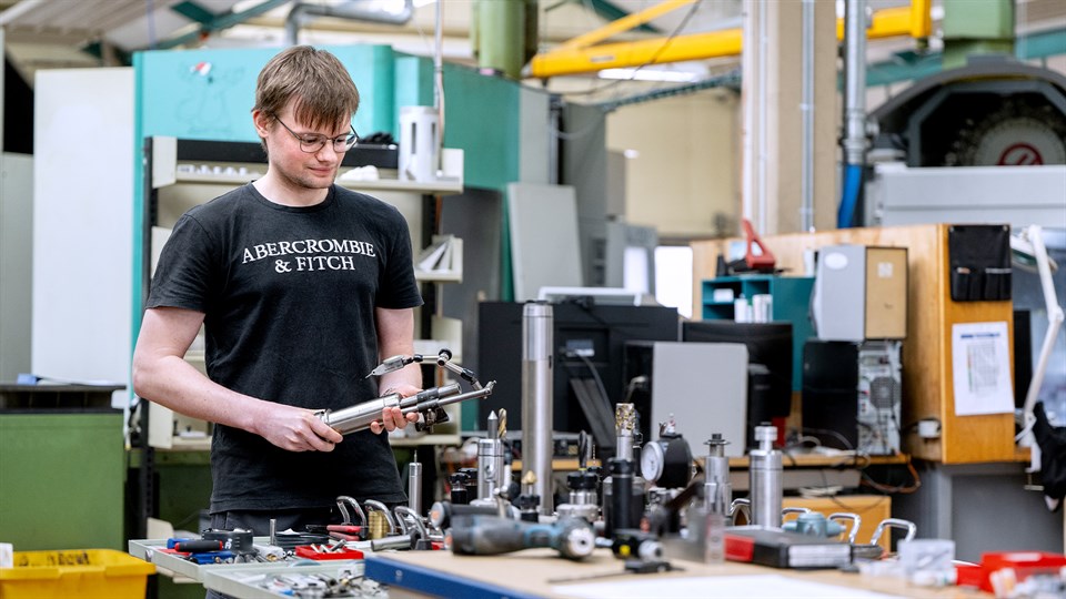 Studerende Mads Hansen Laursen i værksted på Risø Campus