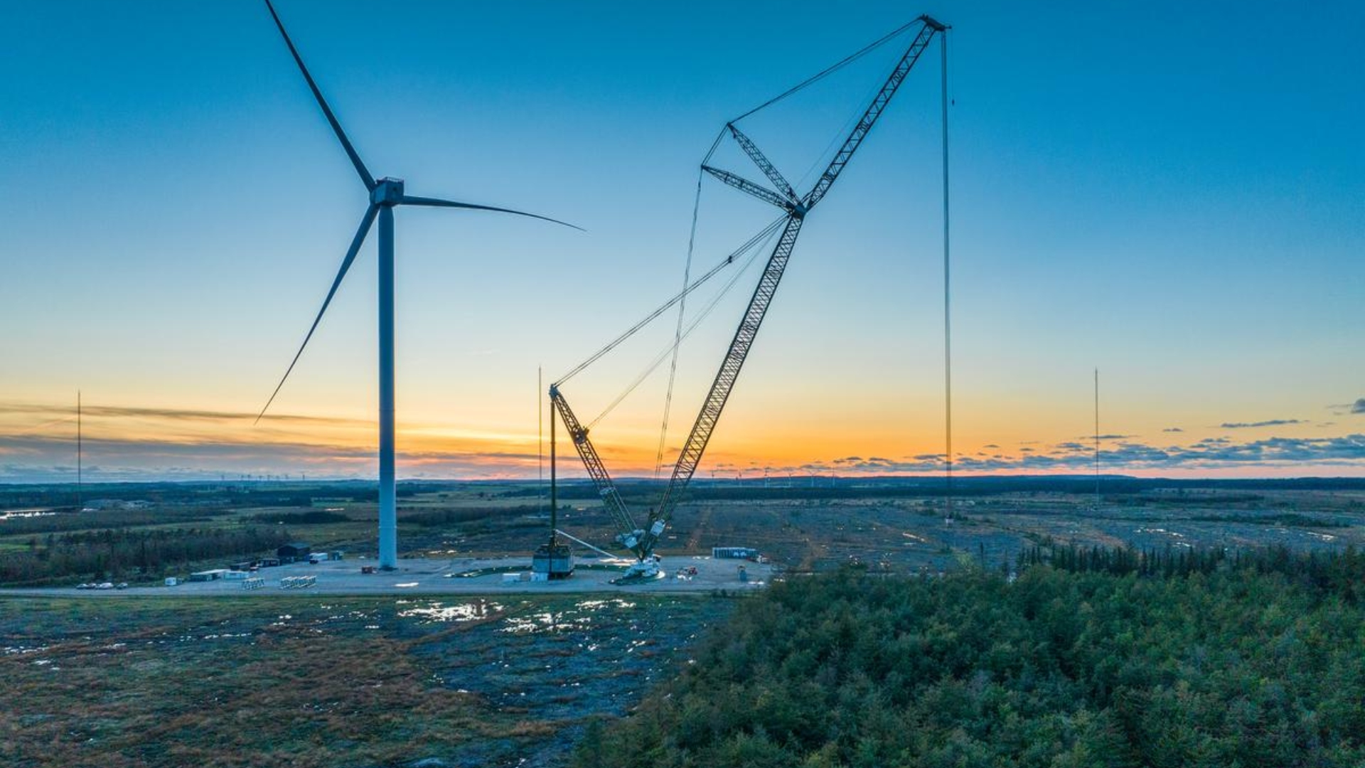 Kran monterer vindmølle på Testcenter Østerild. Foto: DTU