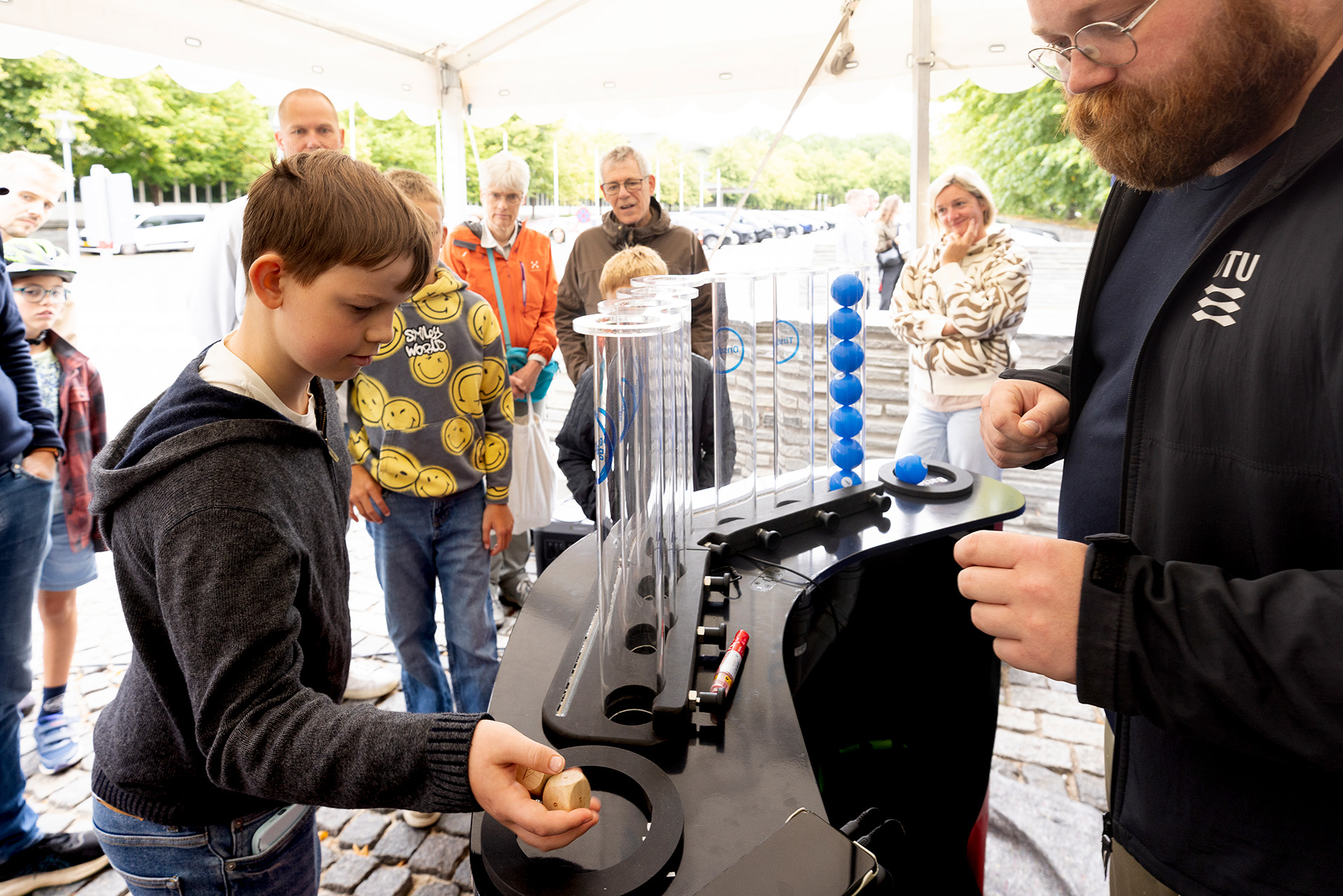 Forsøgstationer var sat op, så besøgende kunne prøve kræfter med interaktive eksperimenter. Foto: Steen Brogaard