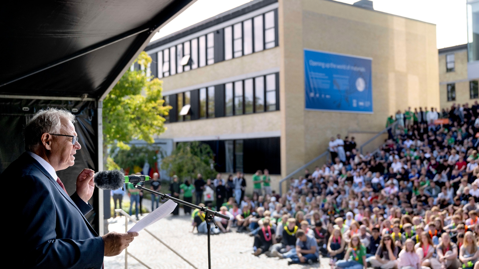 Uddannelsesdekan Lars D. Christoffersen holder tale for de nye studerende