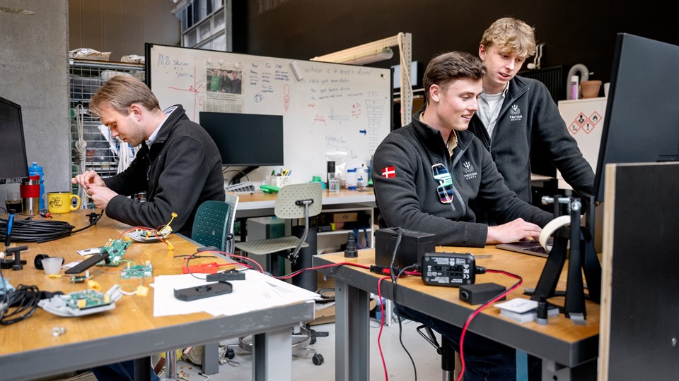 Markus Rytter, Carl Borg og Frederik Himmer i deres arbejdsbås i DTU Skylab