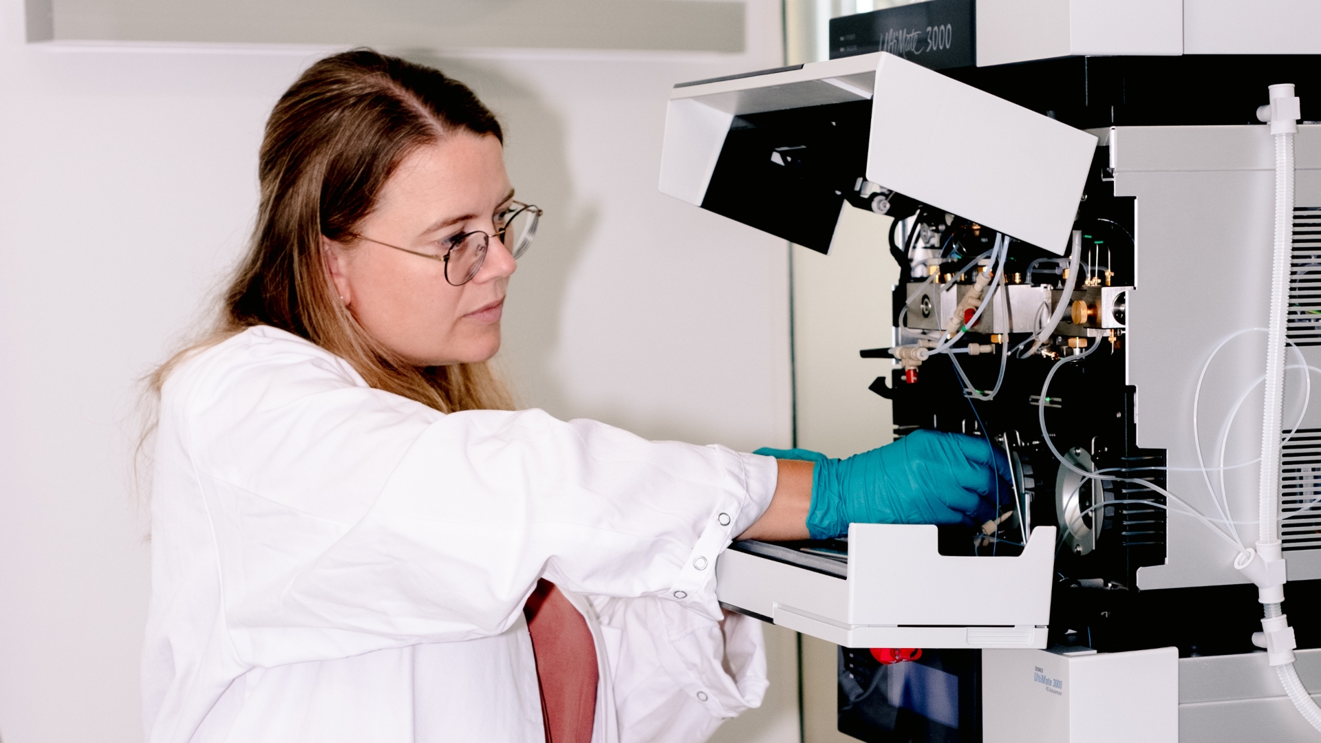 Marie Vestergaard Lukassen arbejder på et instrument der udfører højtryksvæske kromatografi, som adskiller peptiderne alt efter deres fysiske egenskaber inden de skal analyseres ved massespektrometri.