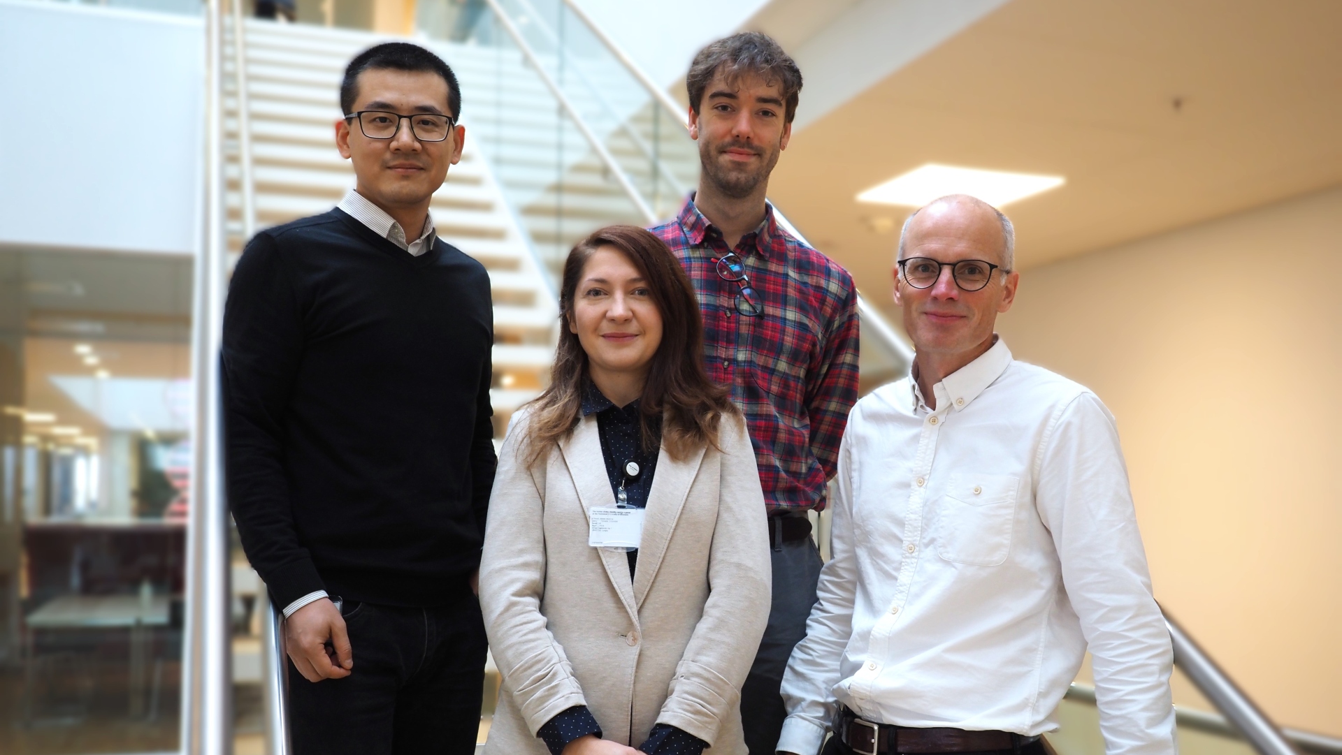 Forskerholdet bag forsøg med genmanipulerede gærceller. Fra venstre: Jie Zhang (Co-founder & CSO Biomia), Beata Lehka (postdoc, DTU Biosustain), Samuel Bradley (research assistant, DTU Biosustain), og Michael Krogh Jensen (Co-founder & CEO Biomia, seniorforsker DTU Biosustain). ©Lea Gram Hansen. Forskerholdet bag forsøg med genmanipulerede gærceller. Fra venstre: Jie Zhang (Co-founder & CSO Biomia), Beata Lehka (postdoc, DTU Biosustain), Samuel Bradley (research assistant, DTU Biosustain), og Michael Krogh Jensen (Co-founder & CEO Biomia, seniorforsker DTU Biosustain).
