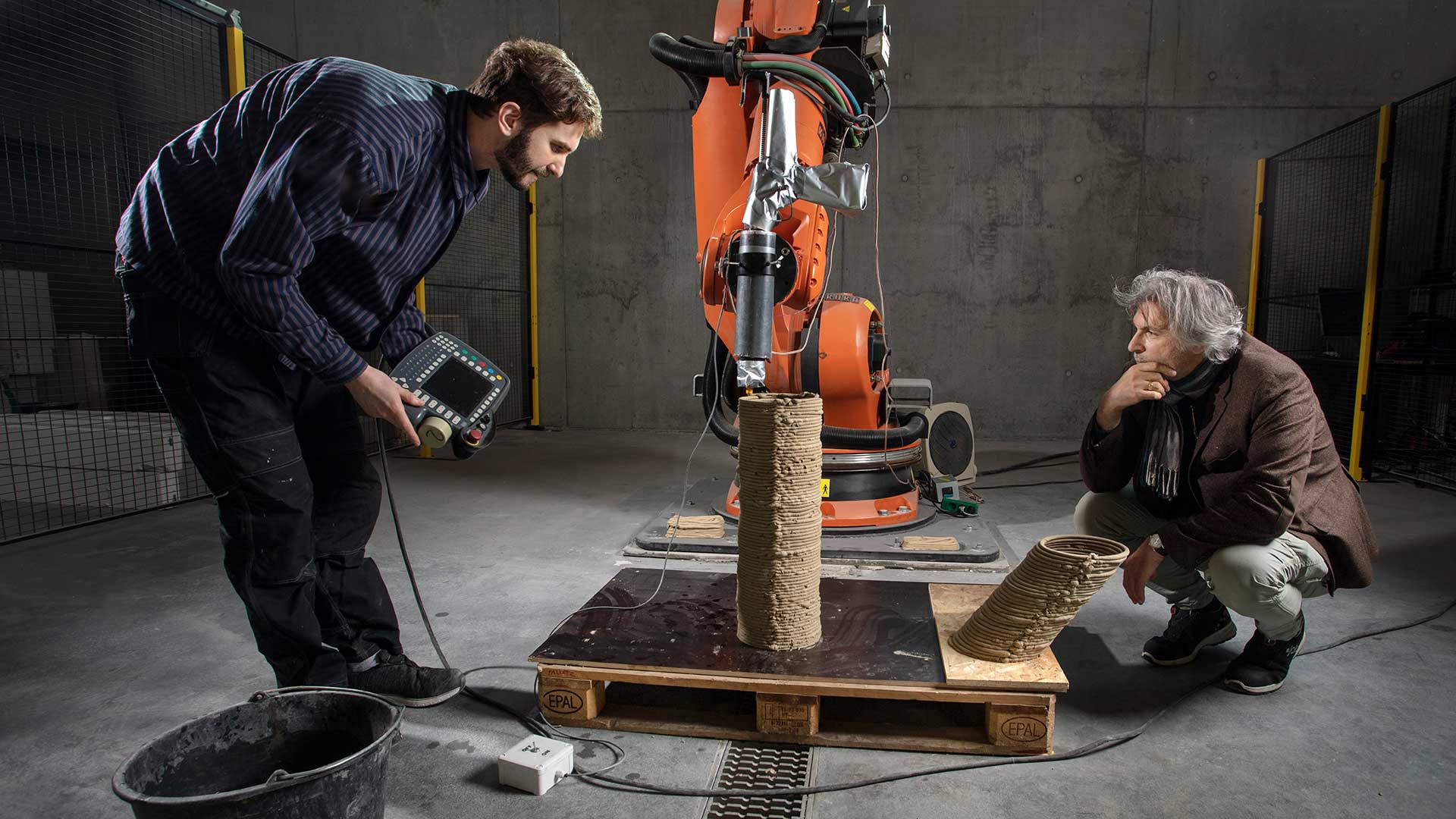 forskere tester bæredygtigt beton ved hjælp af en industrirobot