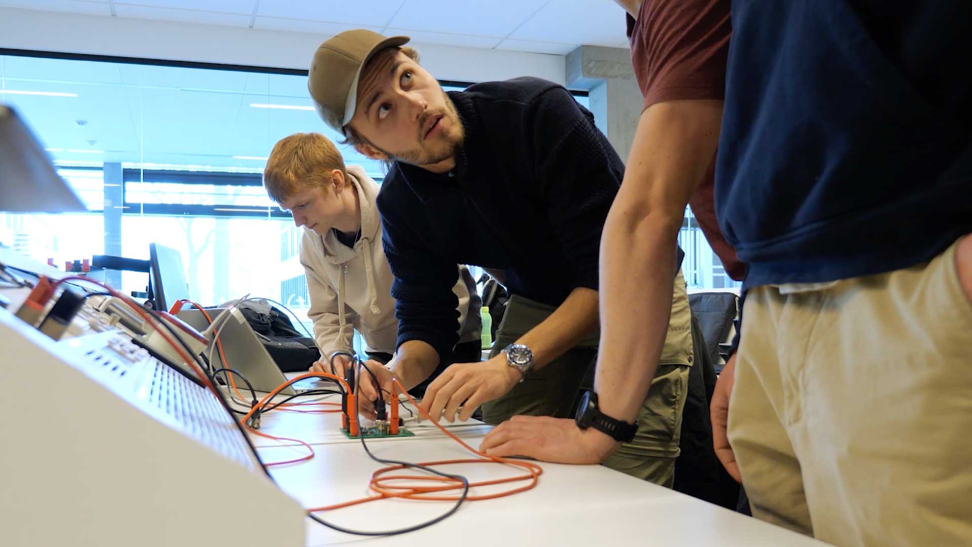 Undervisning på bacheloruddannelsen i Elektroteknologi på DTU.