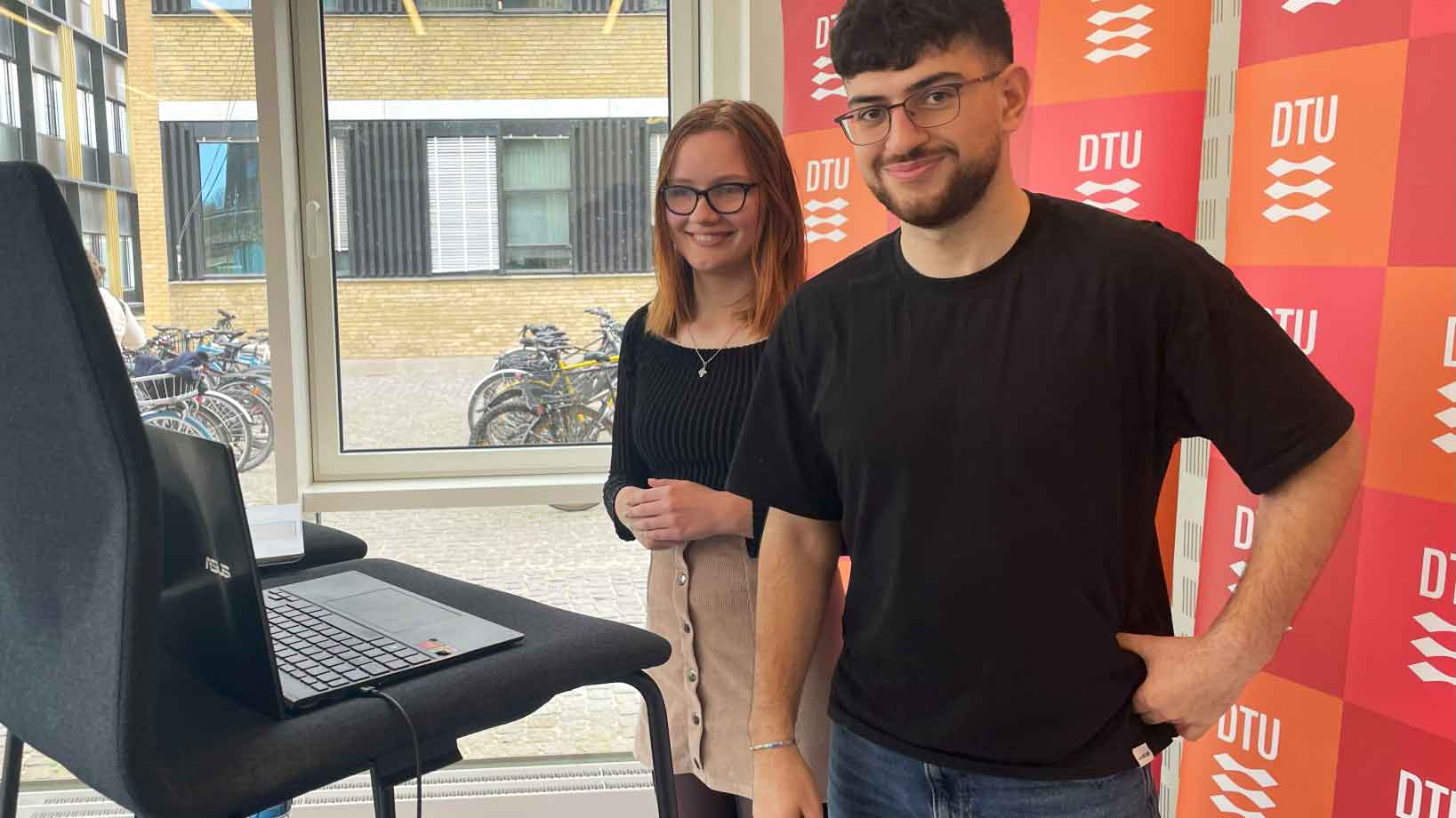 Studerende fra DTU står klar til at svare på spørgsmål til StudieInfos virtuelle vejledningsarrangement.