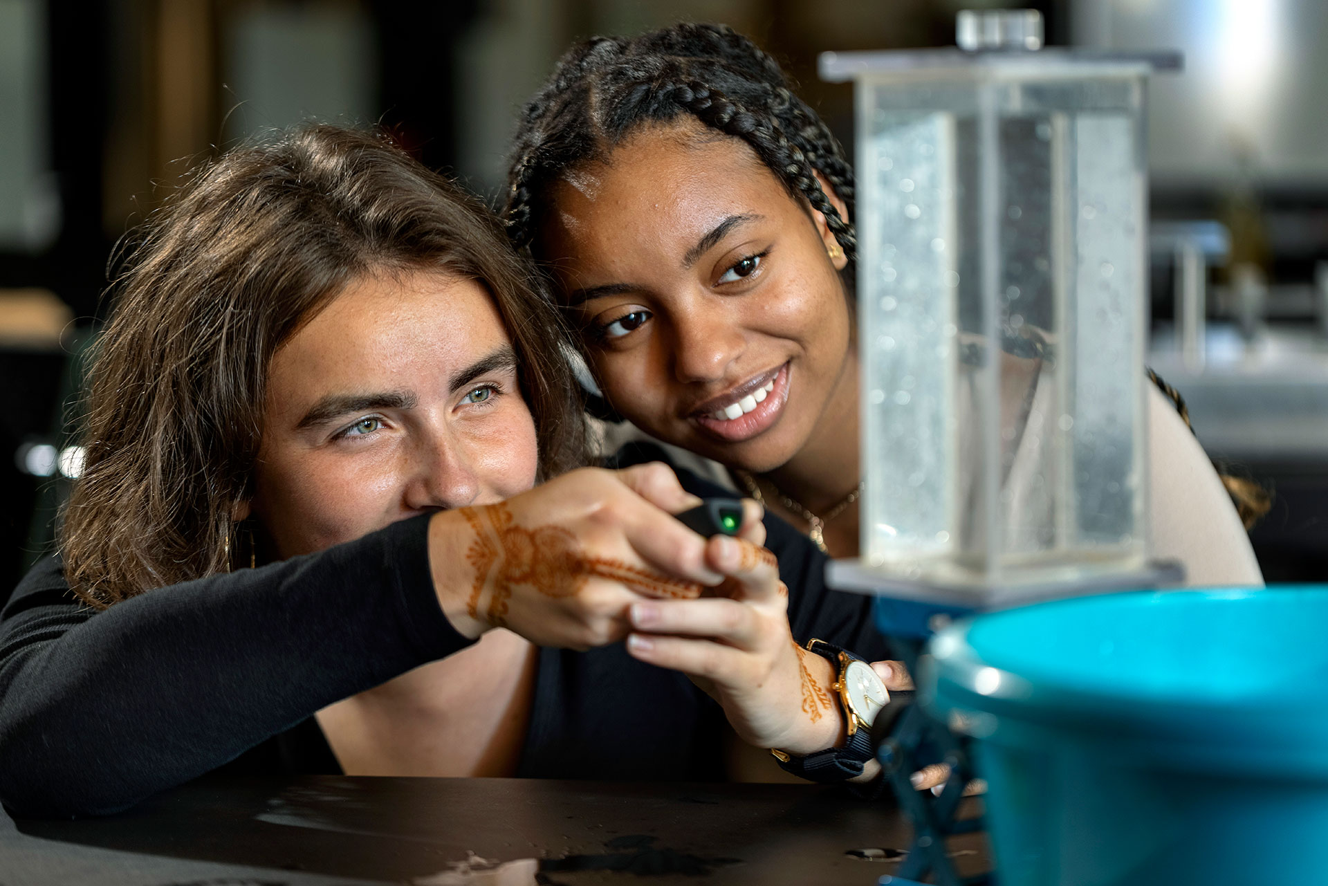 Piger igang med et forsøg fra Girls Day in Science 2021. Foto: Mikal Schlosser