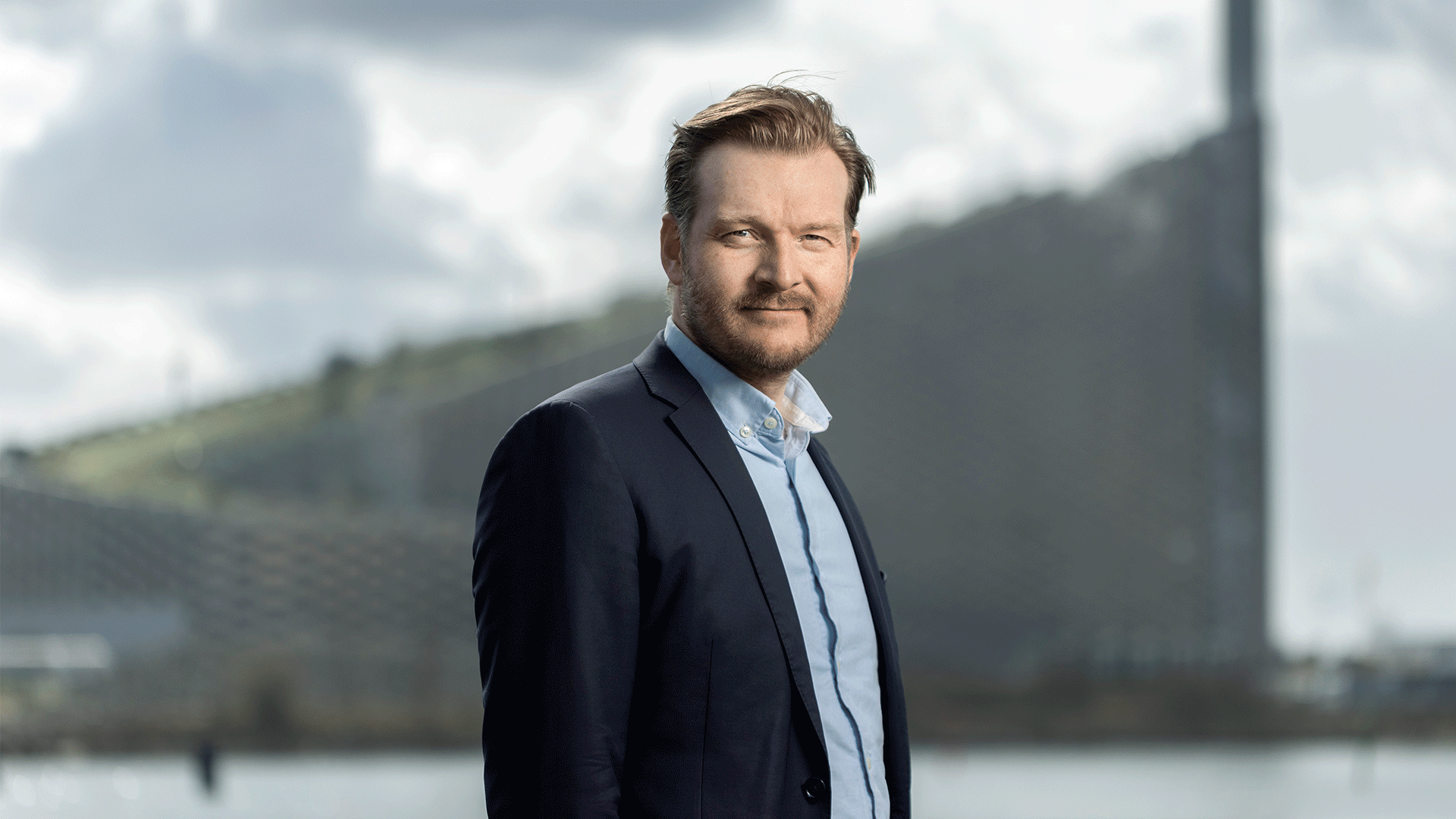 Professor Philip Fosbøl foran forbrændingsanlægget ved affaldsenergianlægget Amager Bakke.