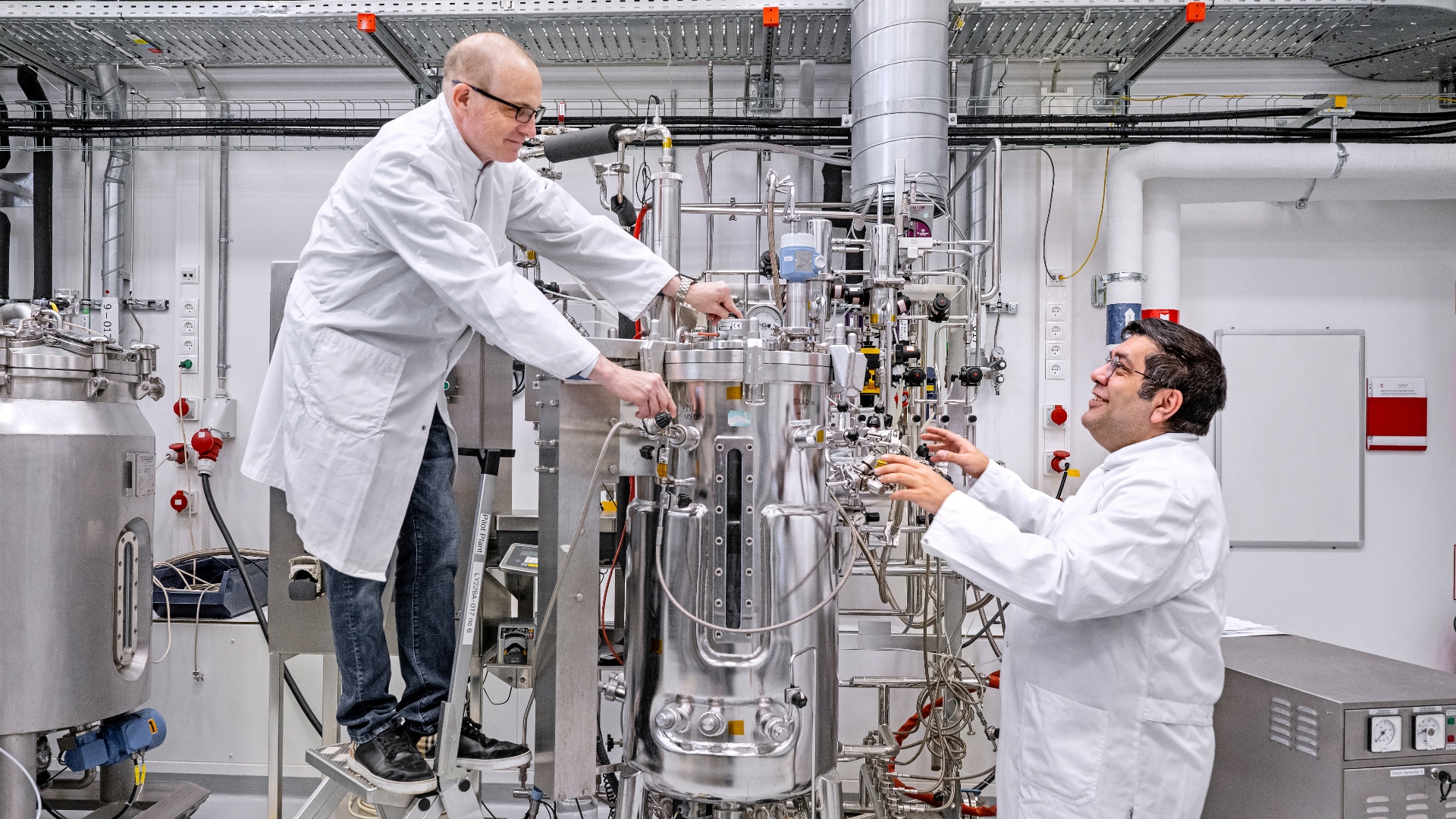 Christopher Savoie (tv.) og Seyed Soheil Mansouri (th.) i bioteknologisk produktions-setup.