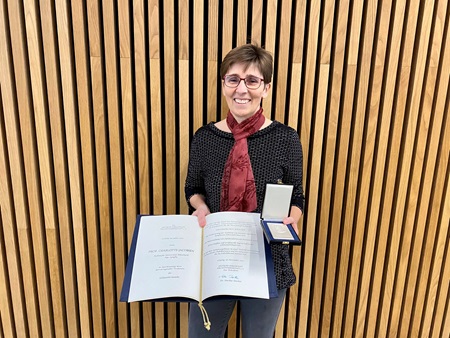 DK: Charlotte Jacobsen holder medalje og diplom fra DGF Normanprisen. Foto: DTU Fødevareinstituttet. | EN: Charlotte Jacobsen holds her diploma and medal. Photo: National Food Institute