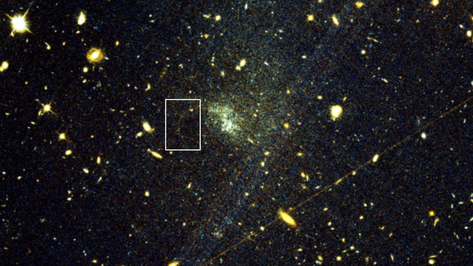 Den nyopdagede kuglehobestrøm i galaksen ved navn UGC9050-Dw1 ses i det markerede område på dette billede optaget med rumteleskopet Hubble. Billede: Hubble Space Telescope